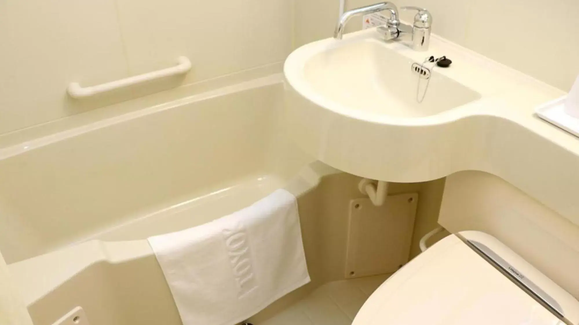 Triple Room - single occupancy - Smoking in Toyoko Inn Osaka Umeda Nakatsu No.2 Triple Room - single occupancy - Smoking in Toyoko Inn Osaka Umeda Nakatsu No.2