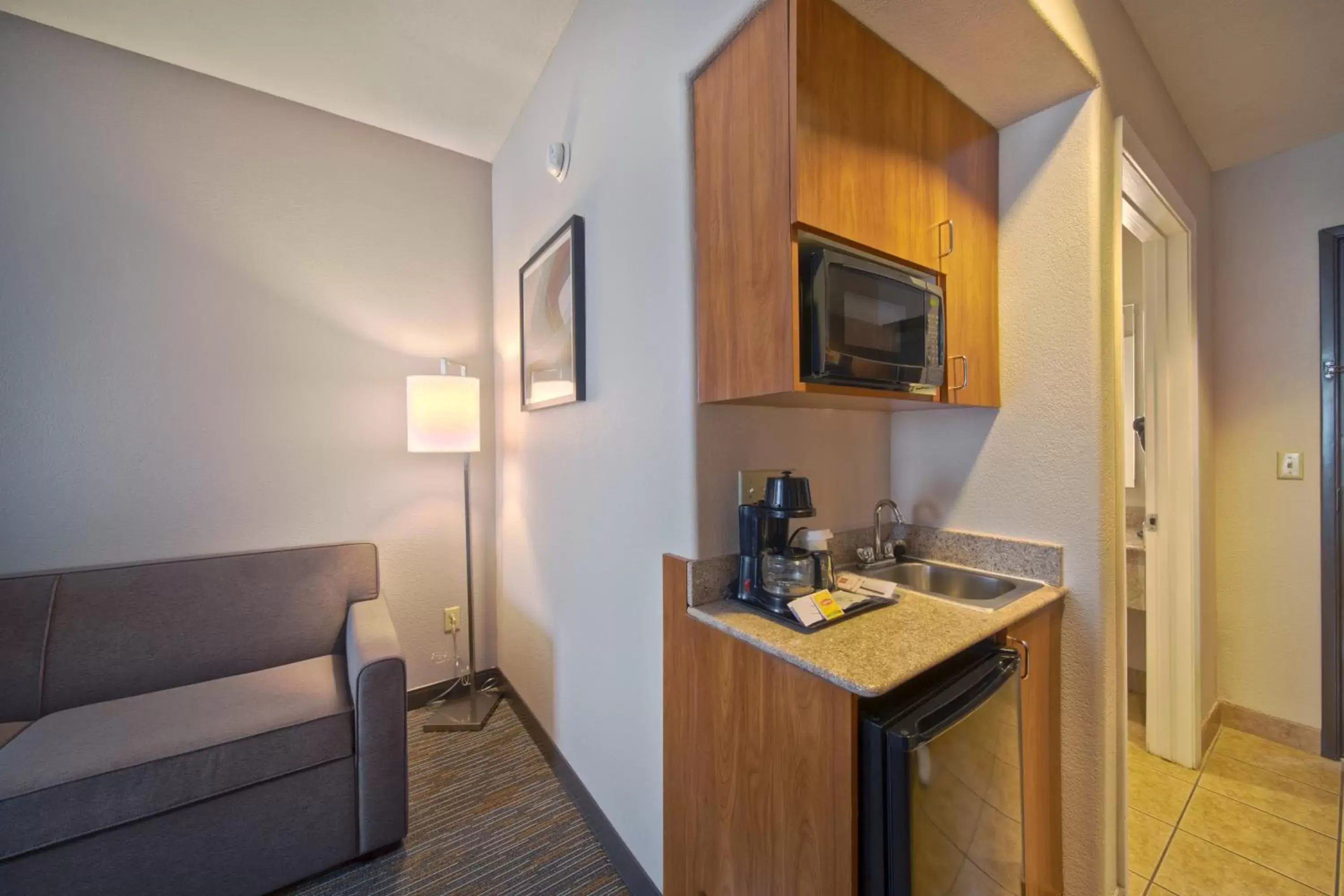 Deluxe King Suite with Bath Tub - Mobility/Hearing Accessible in Wingate by Wyndham Houston Bush Intercontinental Airport Deluxe King Suite with Bath Tub - Mobility/Hearing Accessible in Wingate by Wyndham Houston Bush Intercontinental Airport