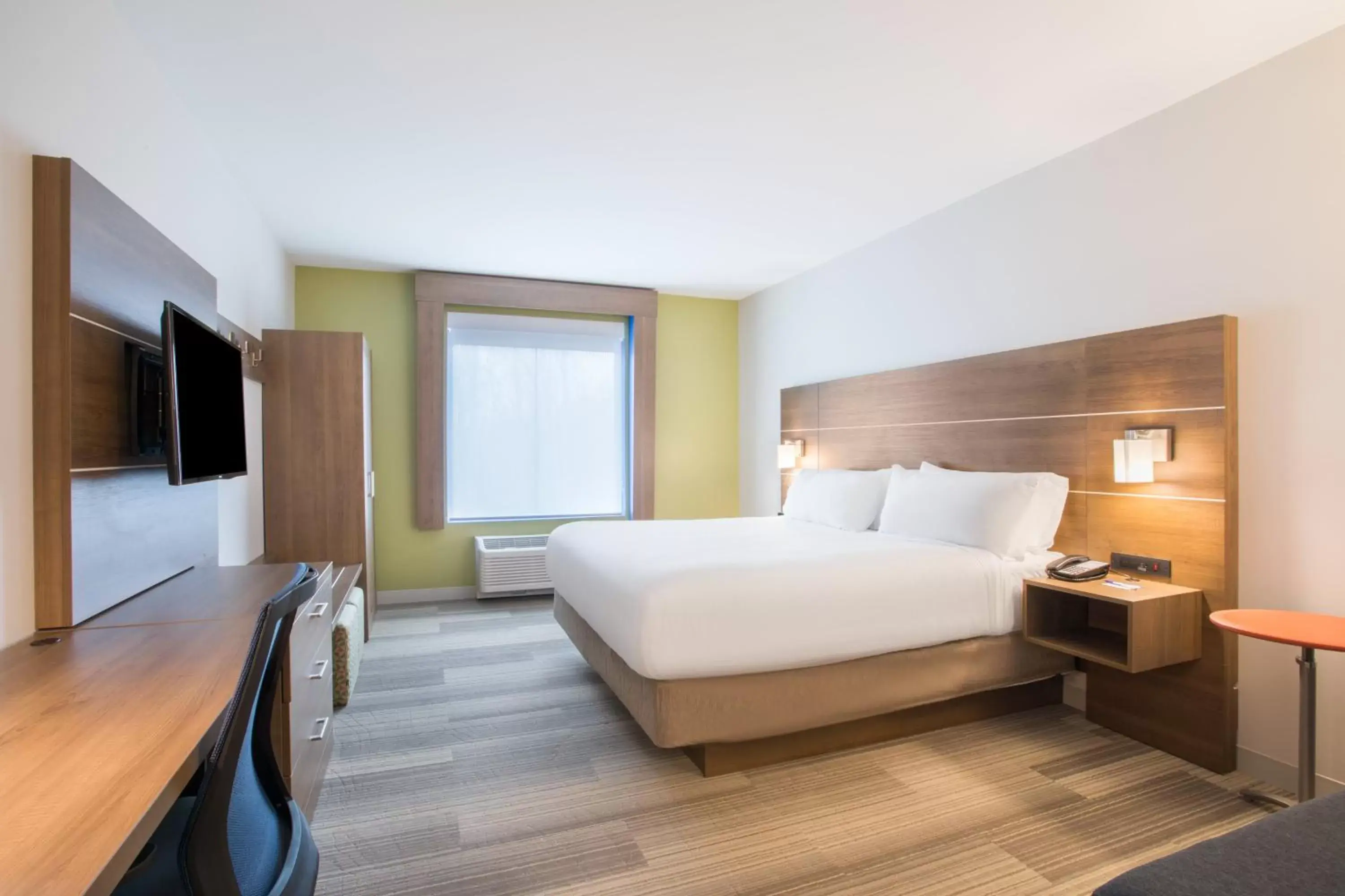 King Room - Hearing Accessible in Holiday Inn Express & Suites Owings Mills-Baltimore Area by IHG King Room - Hearing Accessible in Holiday Inn Express & Suites Owings Mills-Baltimore Area by IHG