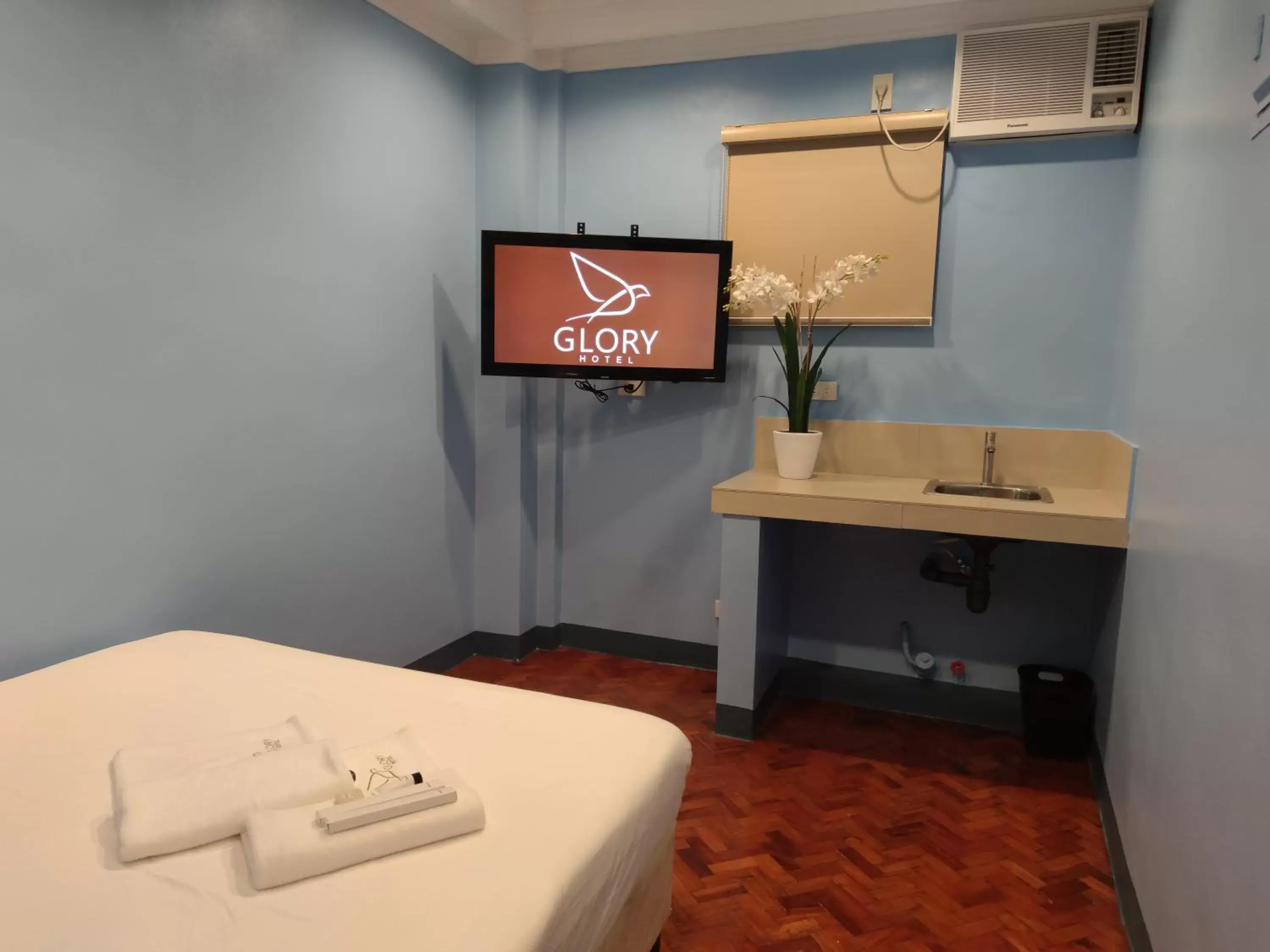 Superior Double Room in Glory Hotel Cubao Superior Double Room in Glory Hotel Cubao