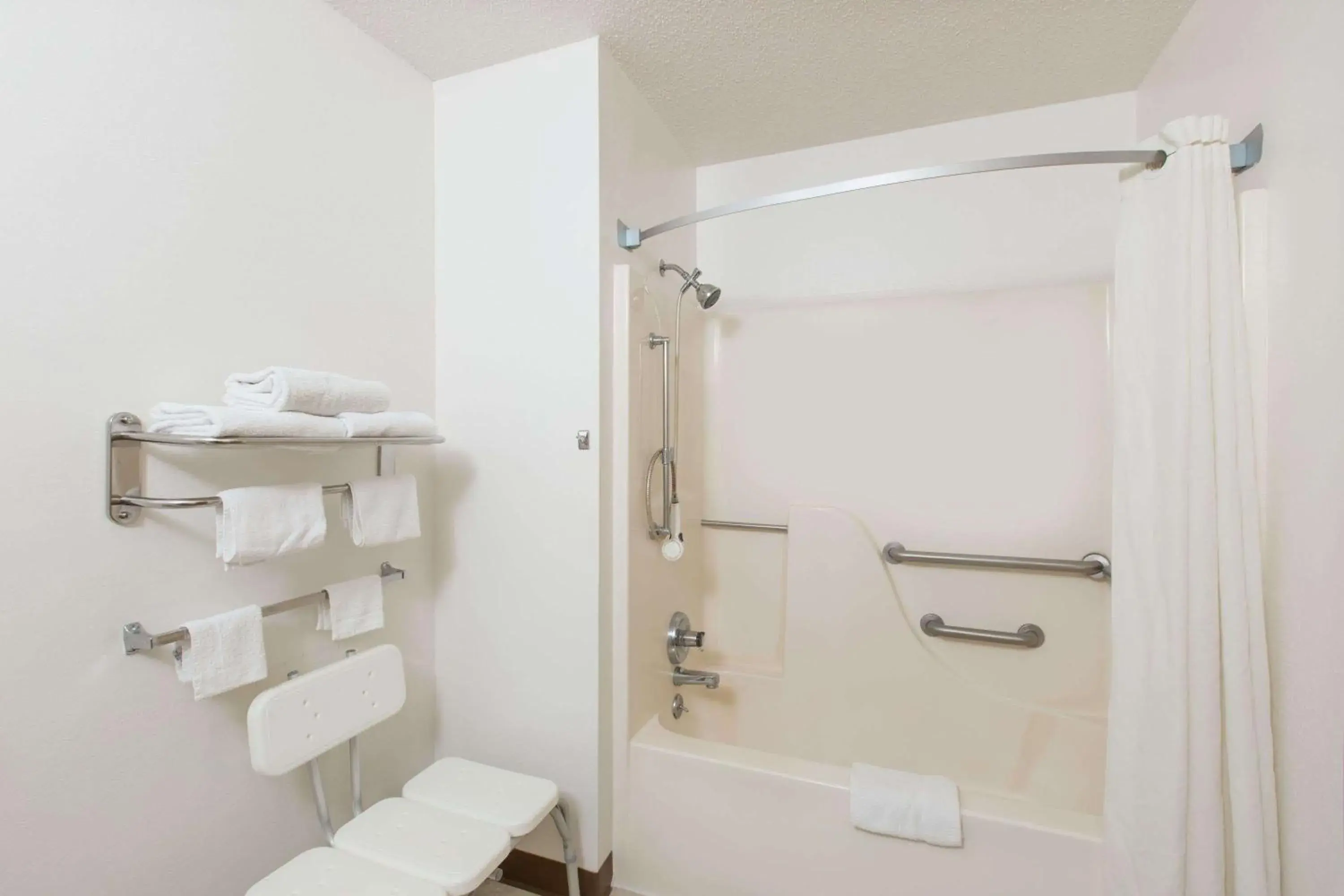 Room with Queen Bed - Disability Access/Non-Smoking in Super 8 by Wyndham Wayne Room with Queen Bed - Disability Access/Non-Smoking in Super 8 by Wyndham Wayne