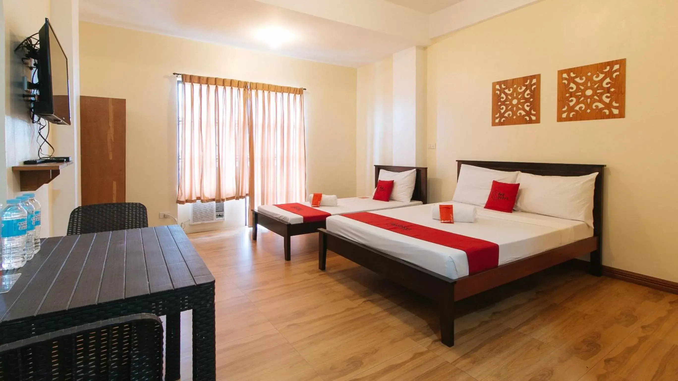 Triple Room in RedDoorz Plus near Johnson and Johnson Paranaque Triple Room in RedDoorz Plus near Johnson and Johnson Paranaque