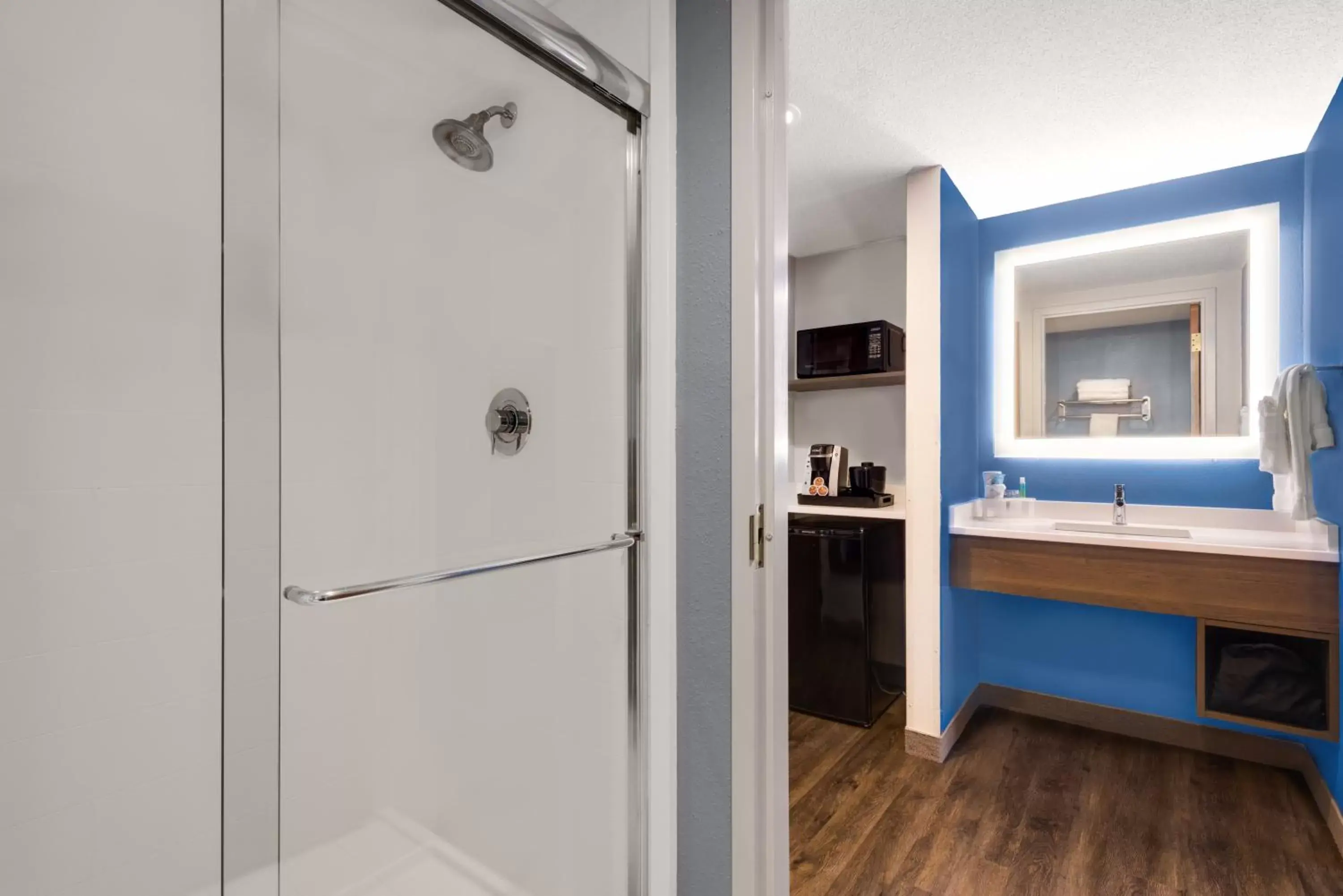 Standard King Room in Holiday Inn Express Cambridge by IHG Standard King Room in Holiday Inn Express Cambridge by IHG