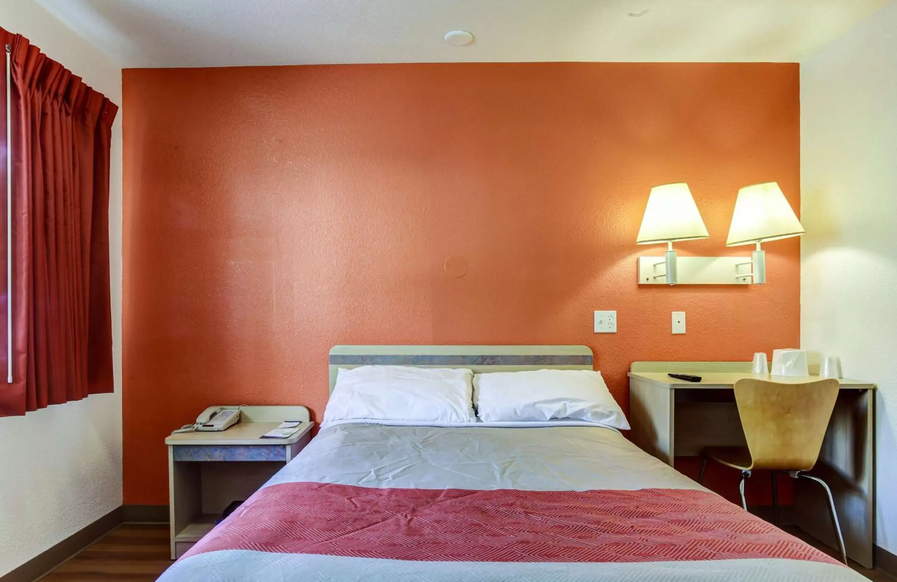 Queen Room in Motel 6-Grants Pass, OR Queen Room in Motel 6-Grants Pass, OR