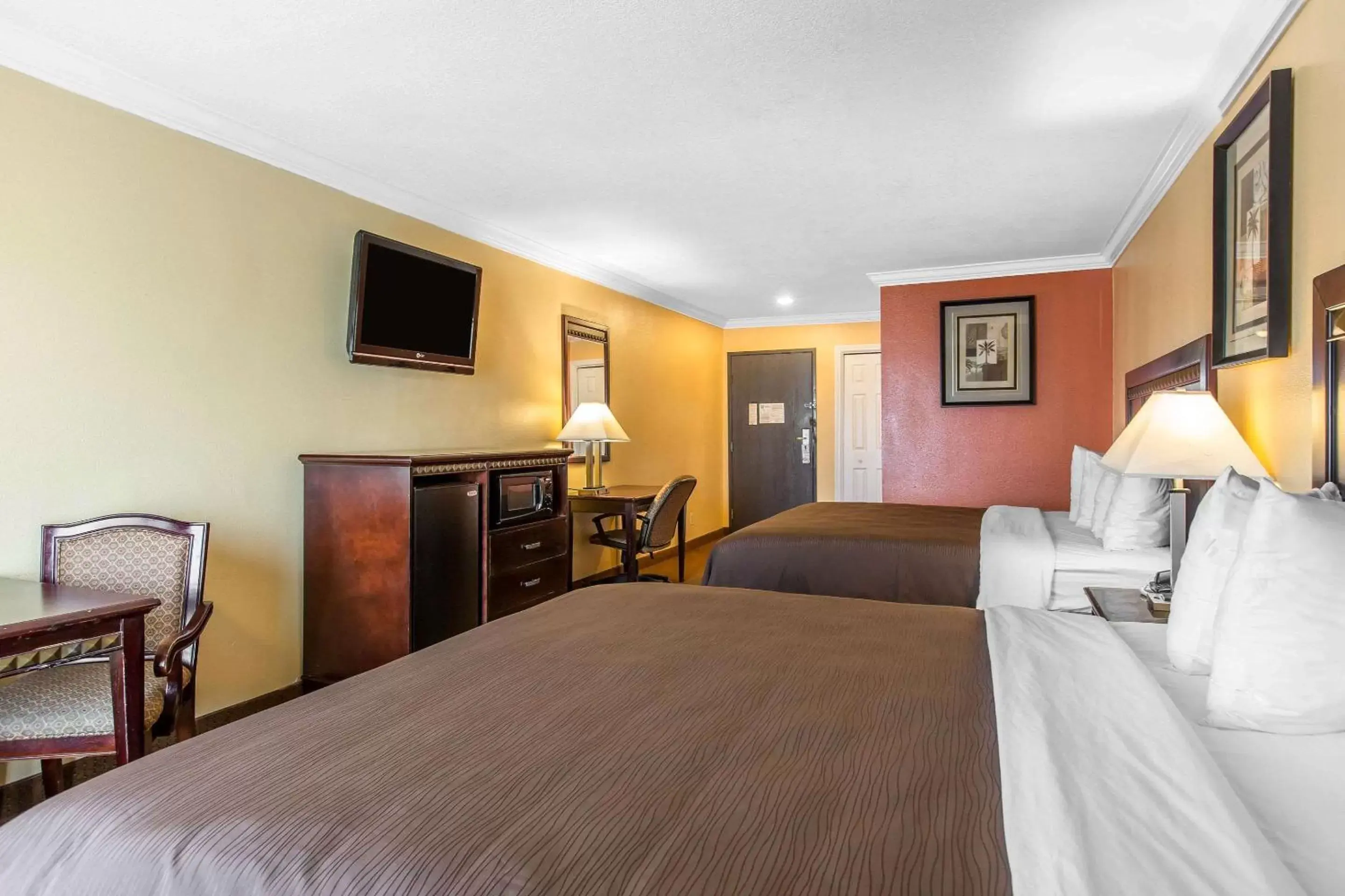 Deluxe Room, 2 King Beds, Non Smoking in Quality Inn & Suites Bell Gardens-Los Angeles Deluxe Room, 2 King Beds, Non Smoking in Quality Inn & Suites Bell Gardens-Los Angeles