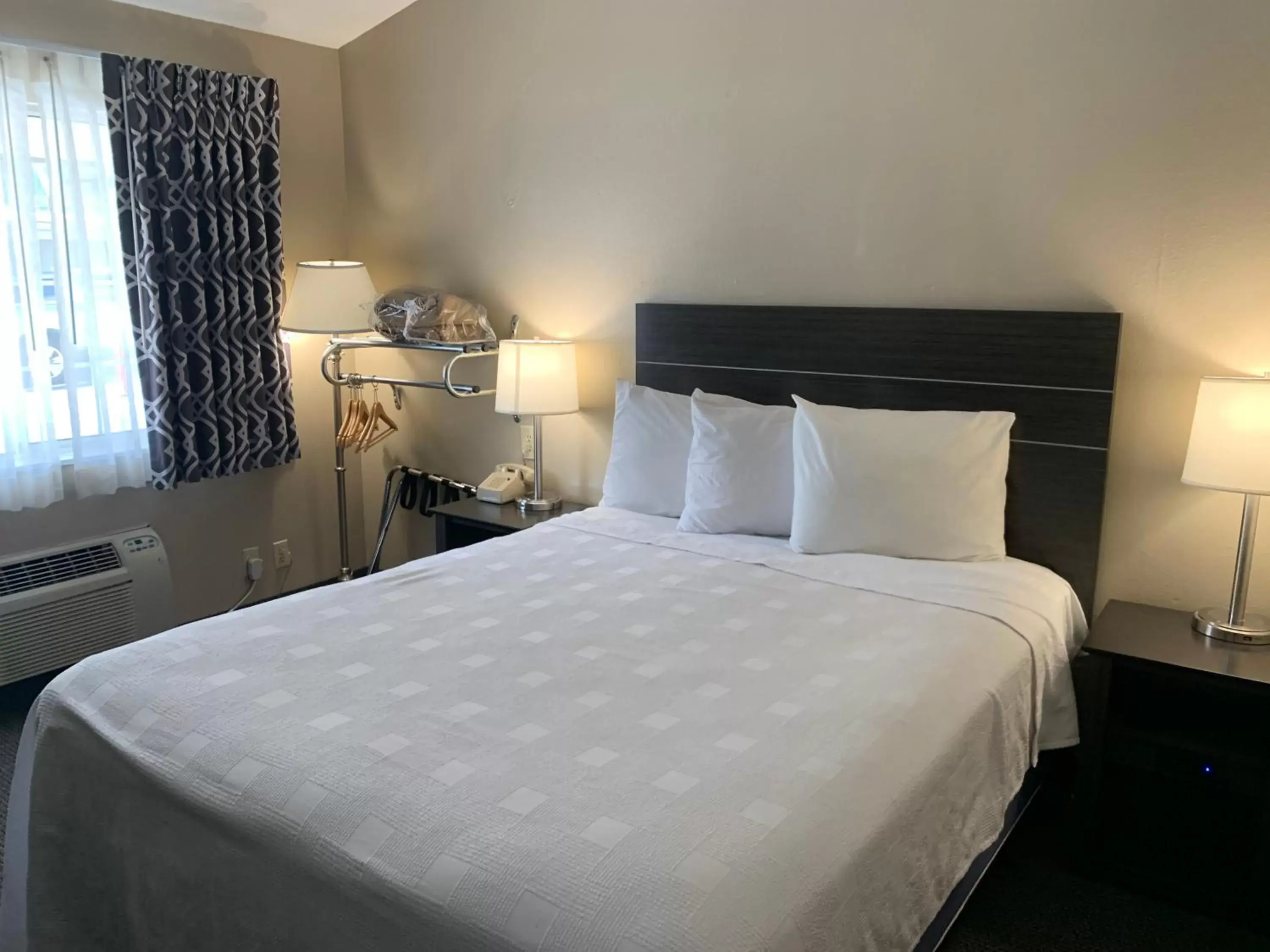 Queen Room - Disability Access in Black Jack Inn Queen Room - Disability Access in Black Jack Inn