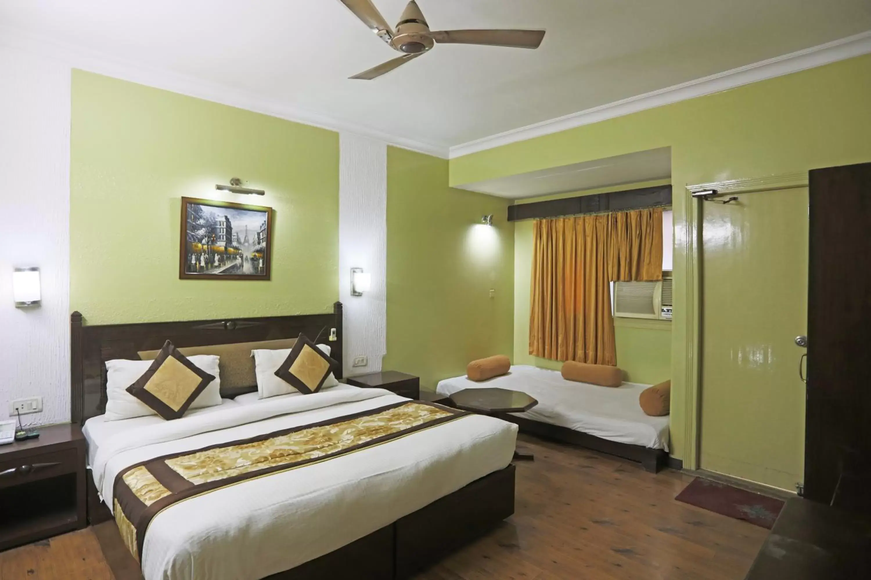 Superior Double Room in Hotel The Tourist - 1 min from New Delhi Railway Station Superior Double Room in Hotel The Tourist - 1 min from New Delhi Railway Station