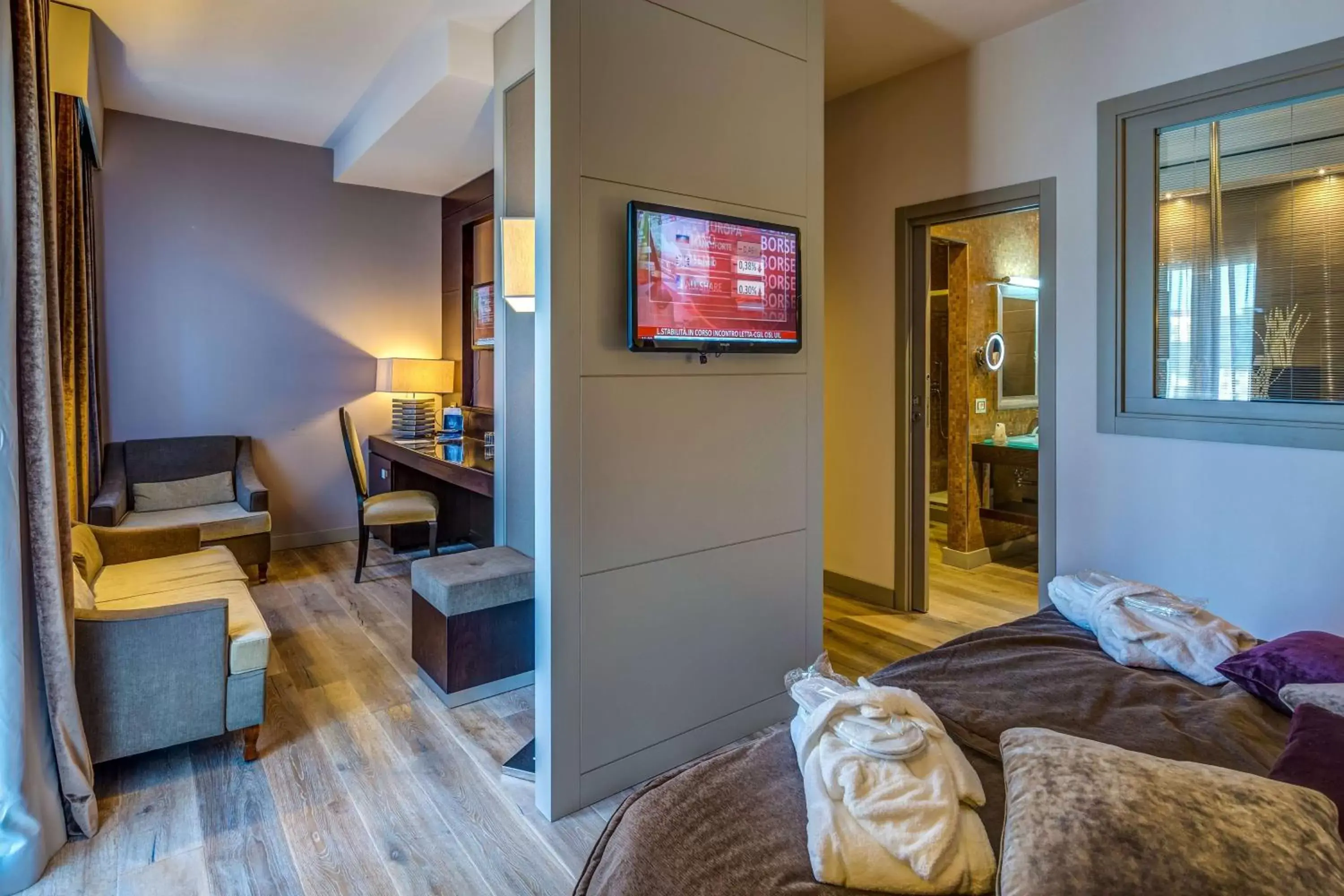 Queen Suite with Balcony in Best Western Plus Hotel Perla Del Porto Queen Suite with Balcony in Best Western Plus Hotel Perla Del Porto