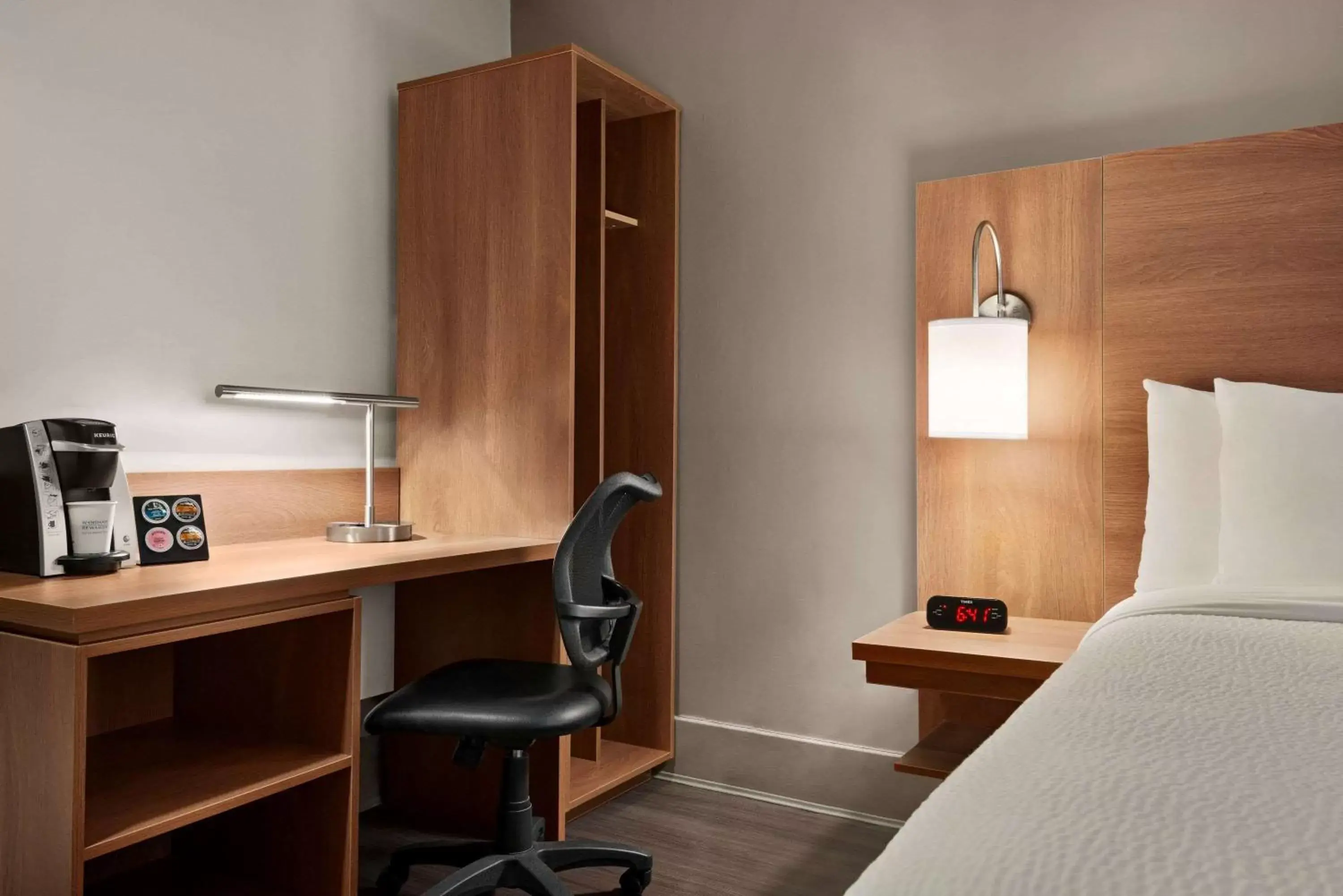 Double Room - Non-Smoking in Days Inn by Wyndham Vancouver Downtown Double Room - Non-Smoking in Days Inn by Wyndham Vancouver Downtown