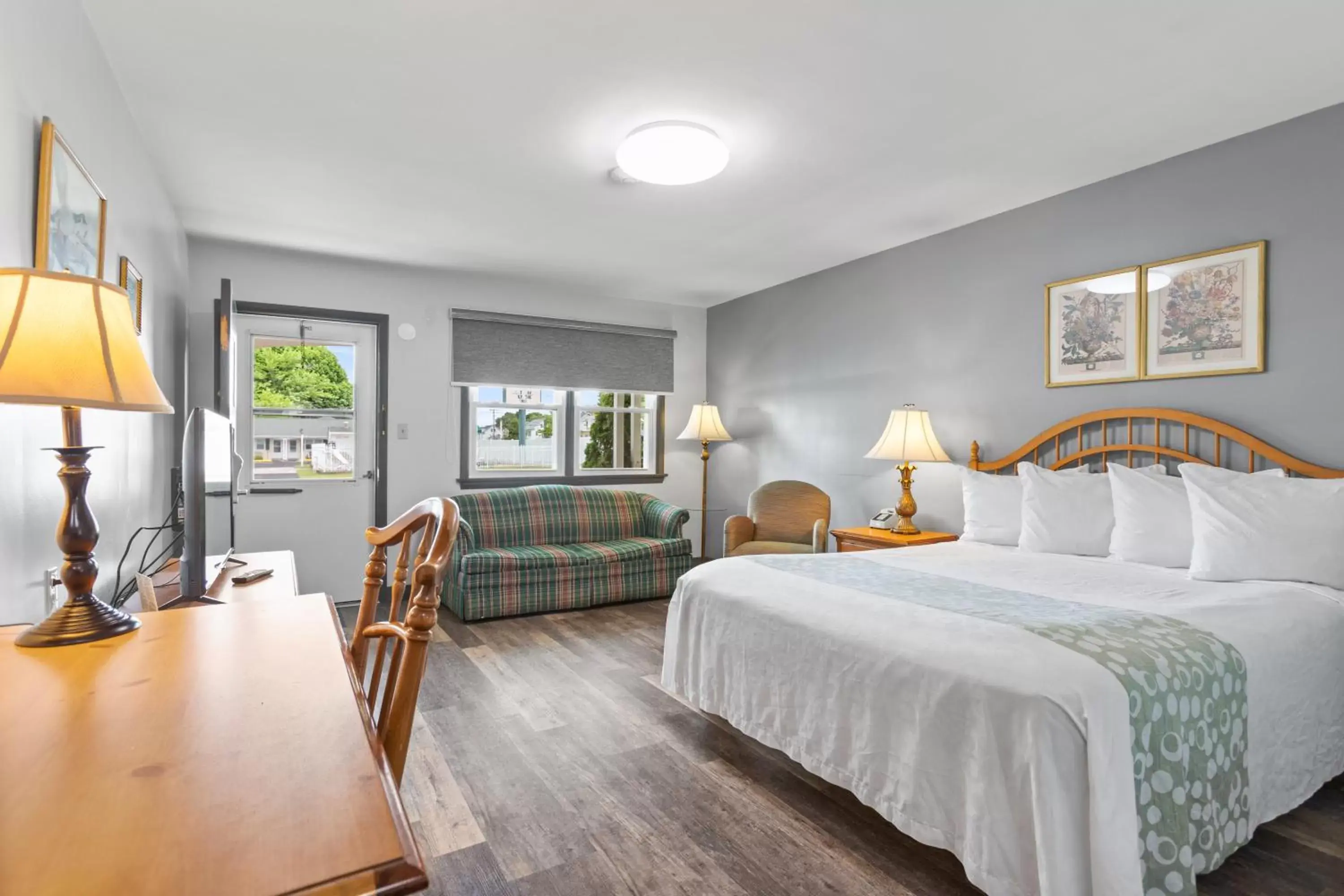 Deluxe Queen Room in Glass House Inn Erie Near I-90 & I-79 Deluxe Queen Room in Glass House Inn Erie Near I-90 & I-79