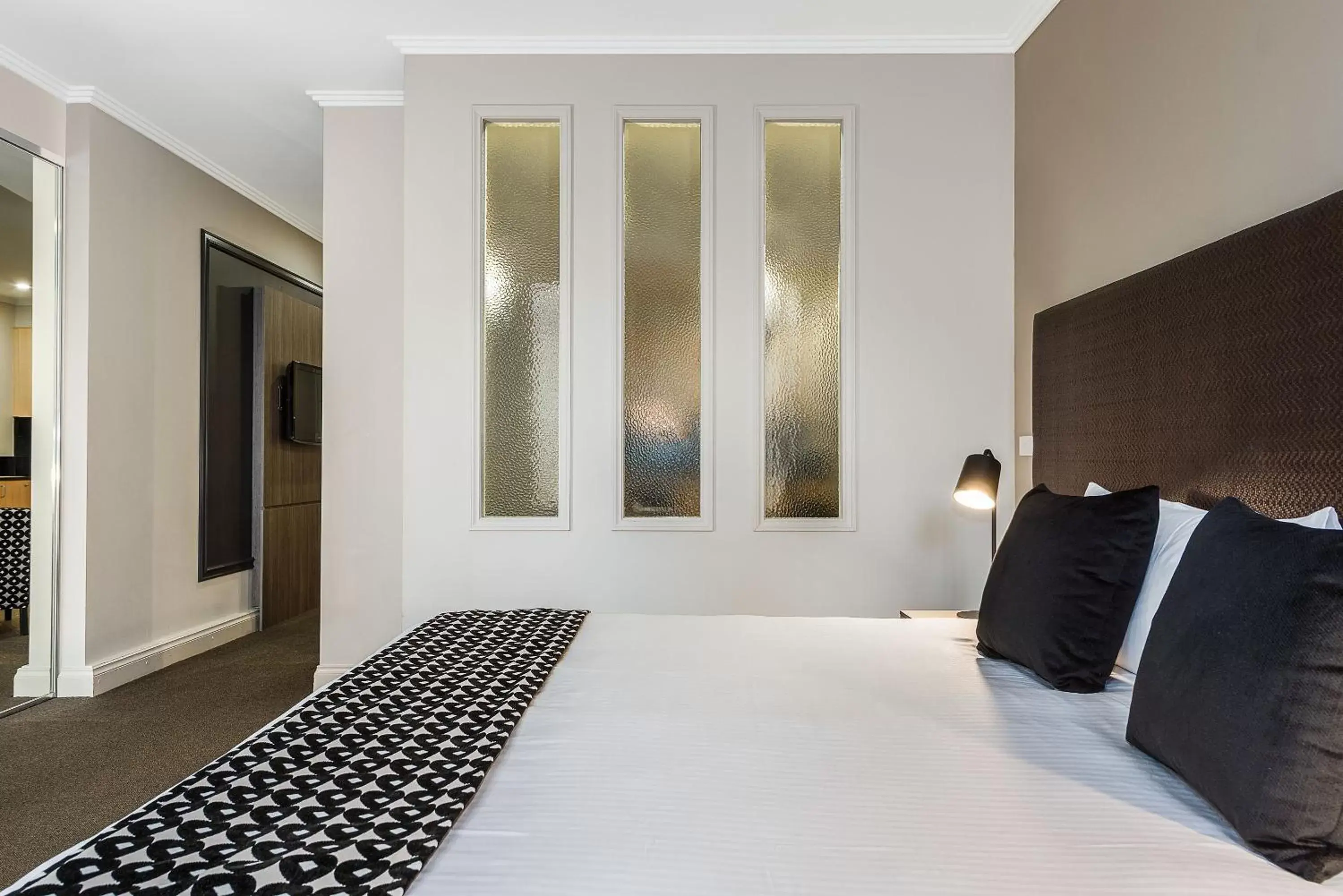 Two-Bedroom Dual Key Apartment - Weekly Housekeeping in Mantra on Little Bourke Melbourne Two-Bedroom Dual Key Apartment - Weekly Housekeeping in Mantra on Little Bourke Melbourne