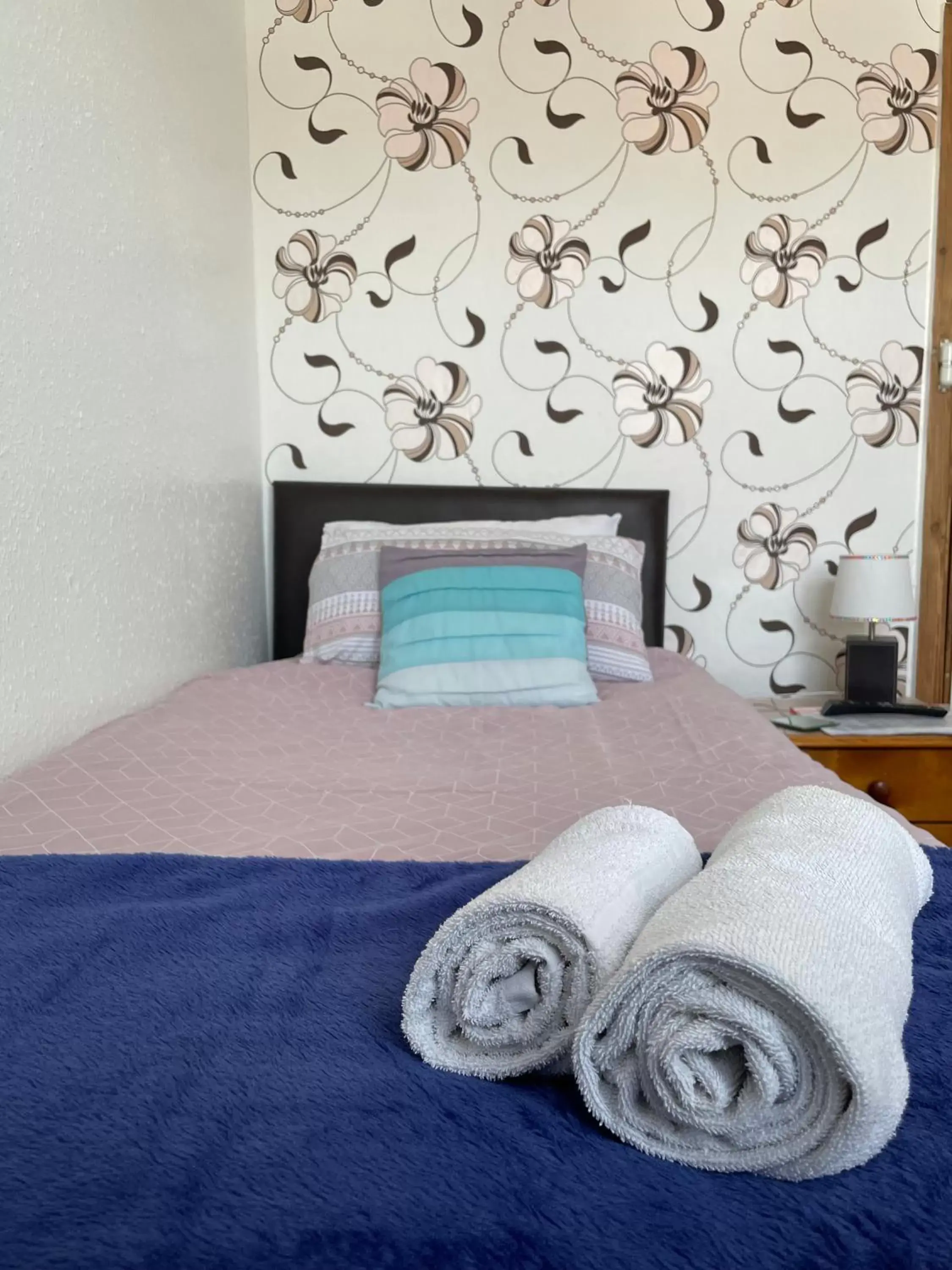 Single Room with Shared Bathroom - single occupancy in Whiteways Guest House Single Room with Shared Bathroom - single occupancy in Whiteways Guest House