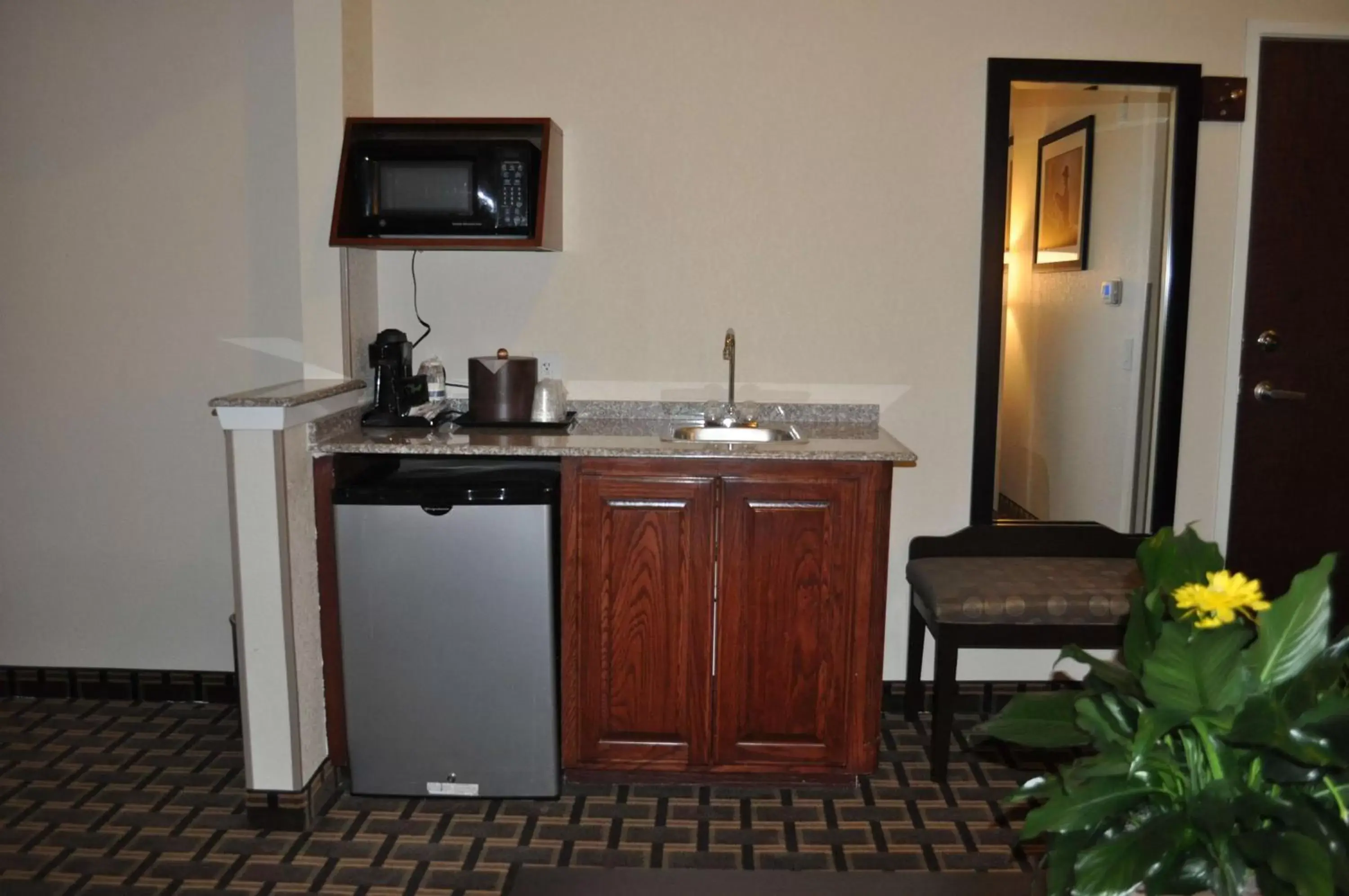 King Room with Wet Bar - Non-Smoking in Best Western Plus Cutting Horse Inn & Suites King Room with Wet Bar - Non-Smoking in Best Western Plus Cutting Horse Inn & Suites