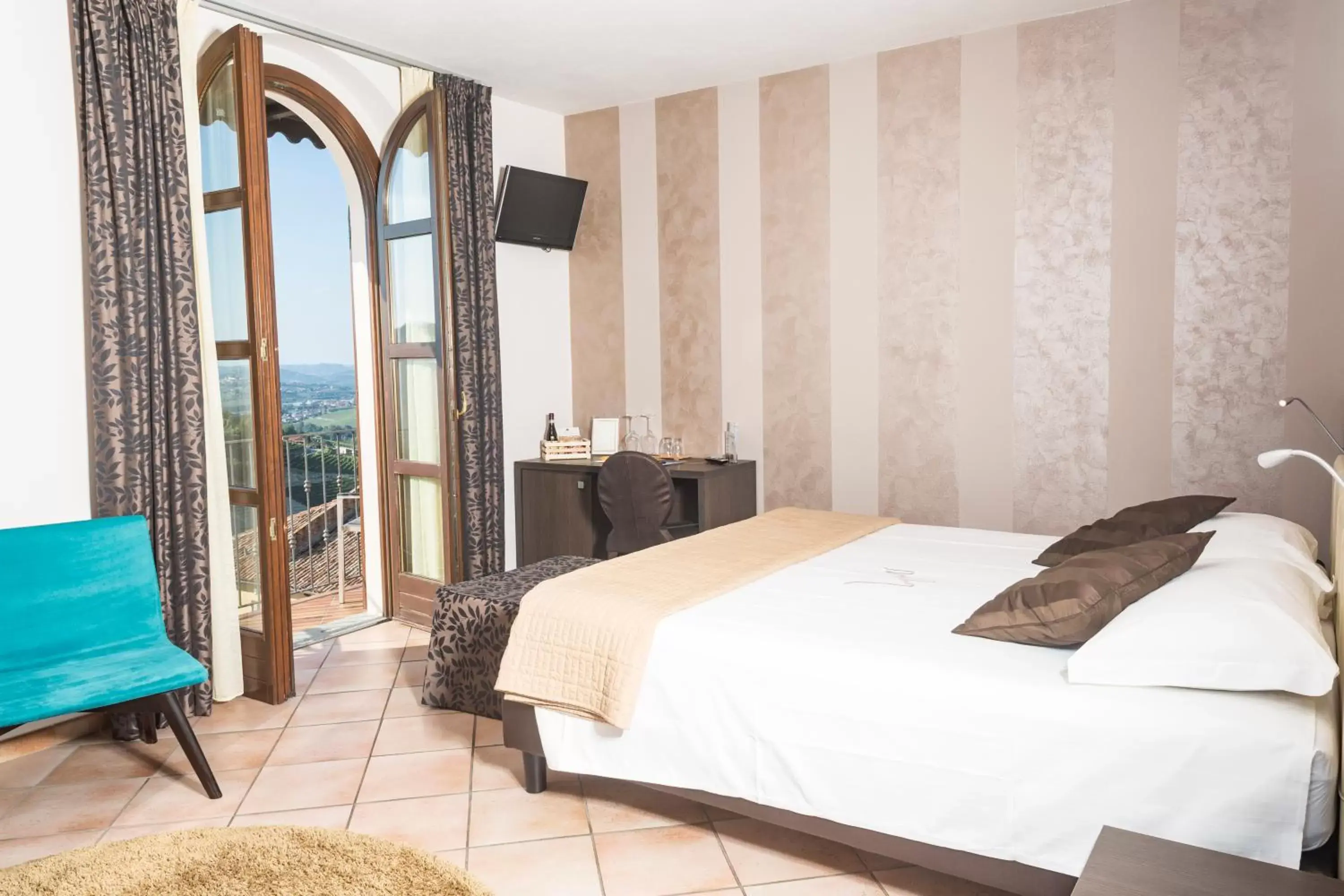 Superior Double or Twin Room with Balcony in Le Torri - Castiglione Falletto Superior Double or Twin Room with Balcony in Le Torri - Castiglione Falletto