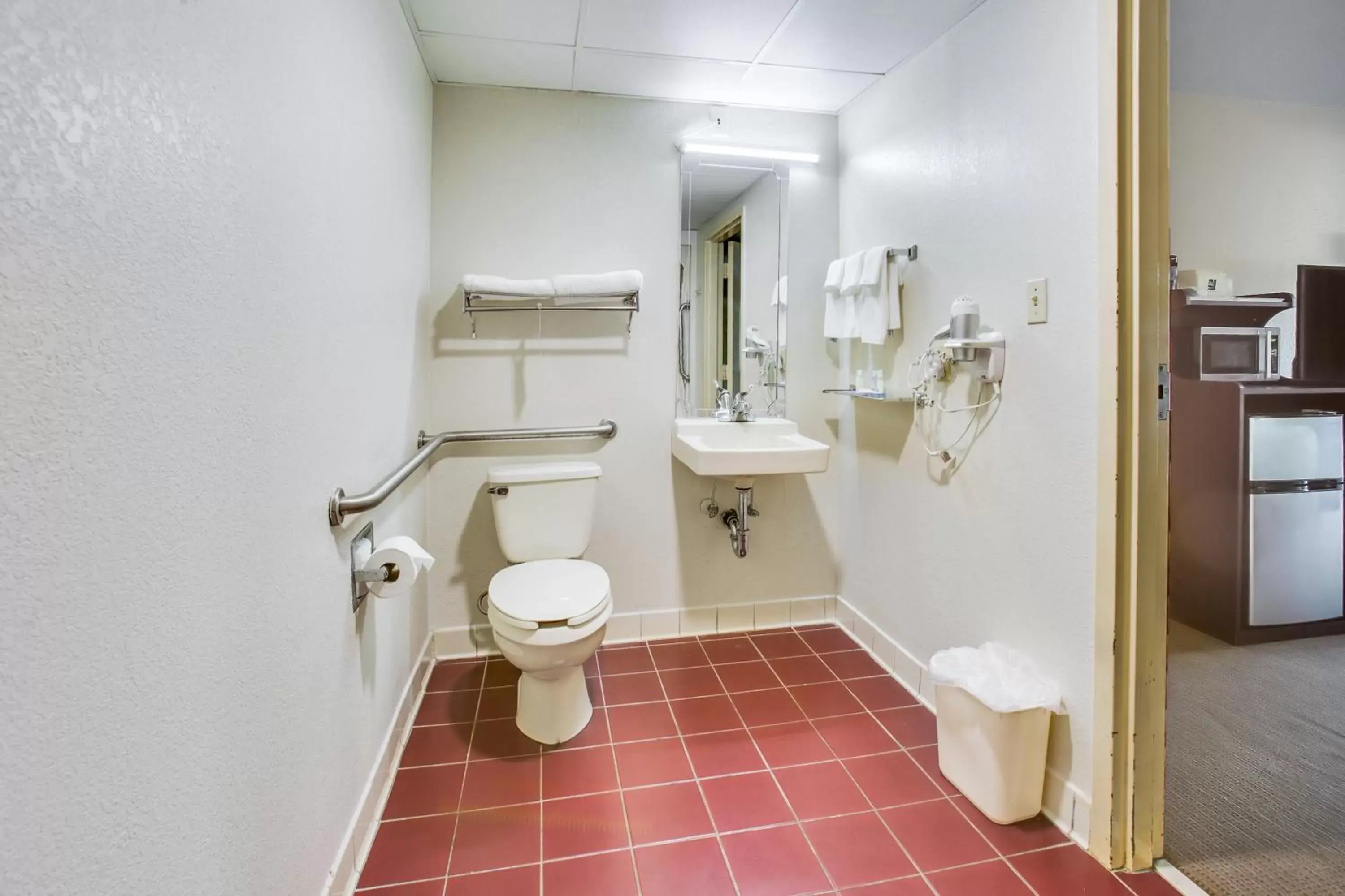 King Room with Roll-In Shower - Accessible/Non-Smoking in Quality Inn Fort Campbell King Room with Roll-In Shower - Accessible/Non-Smoking in Quality Inn Fort Campbell