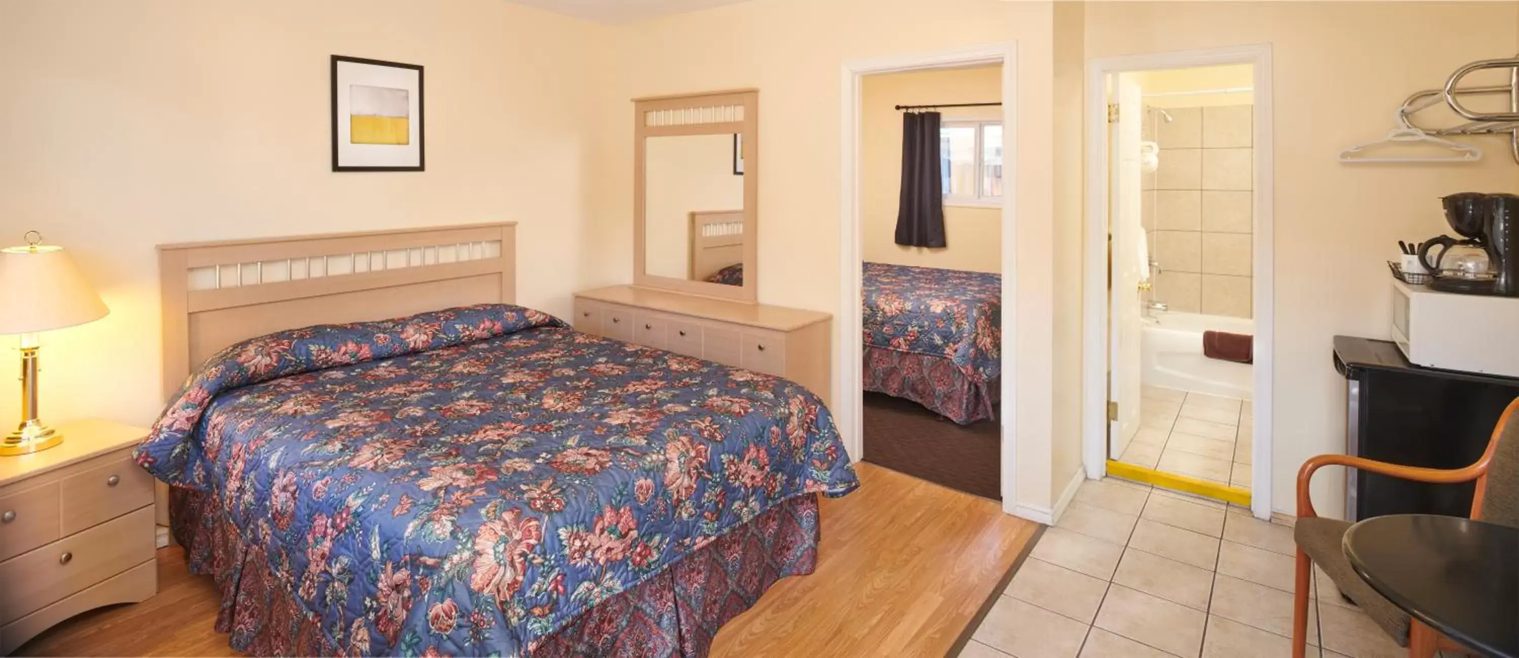 Queen Room with Two Queen Beds in Black Sea Motel Queen Room with Two Queen Beds in Black Sea Motel