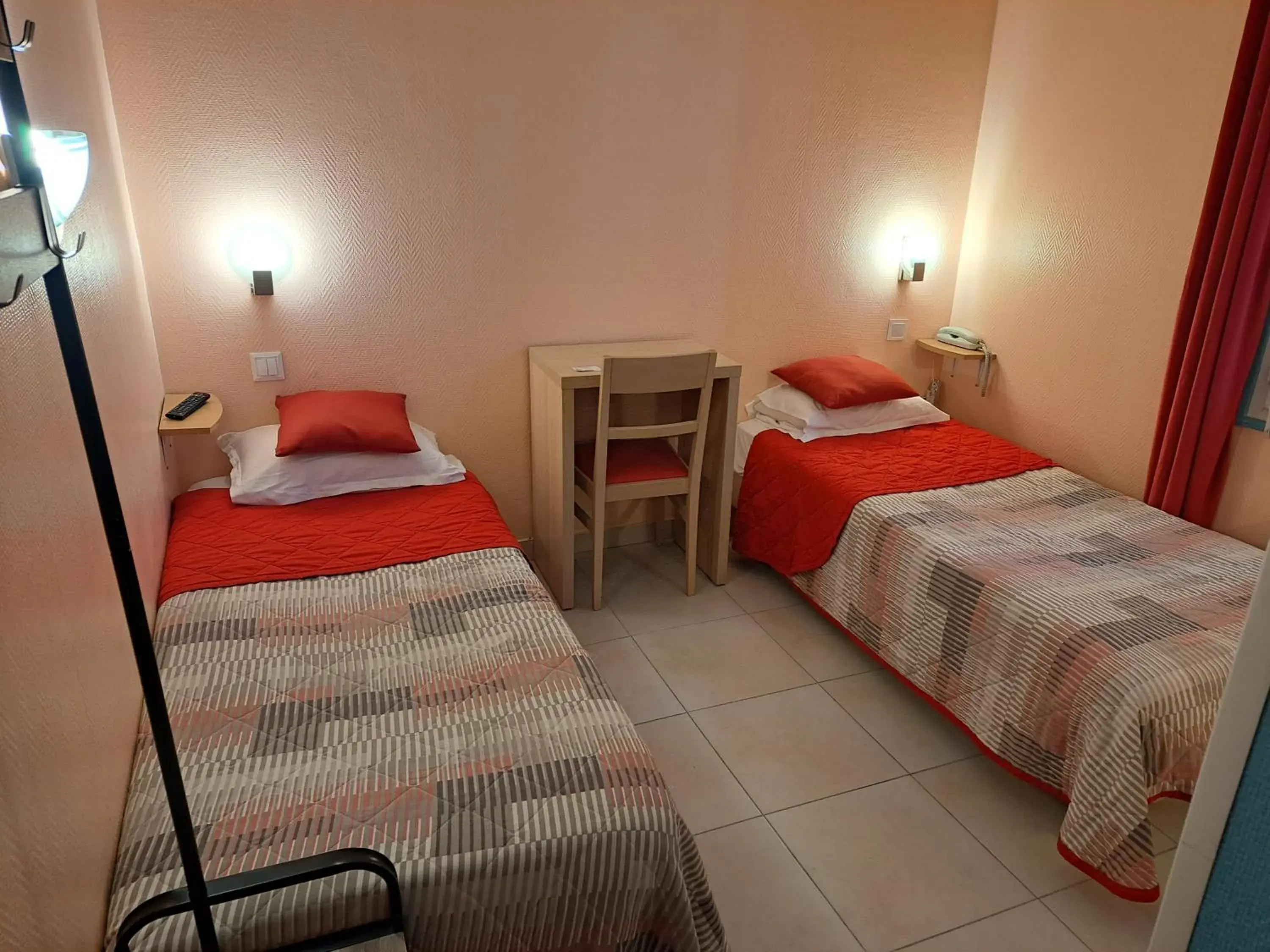 Twin Room with Private Bathroom in Hôtel Beauséjour Twin Room with Private Bathroom in Hôtel Beauséjour