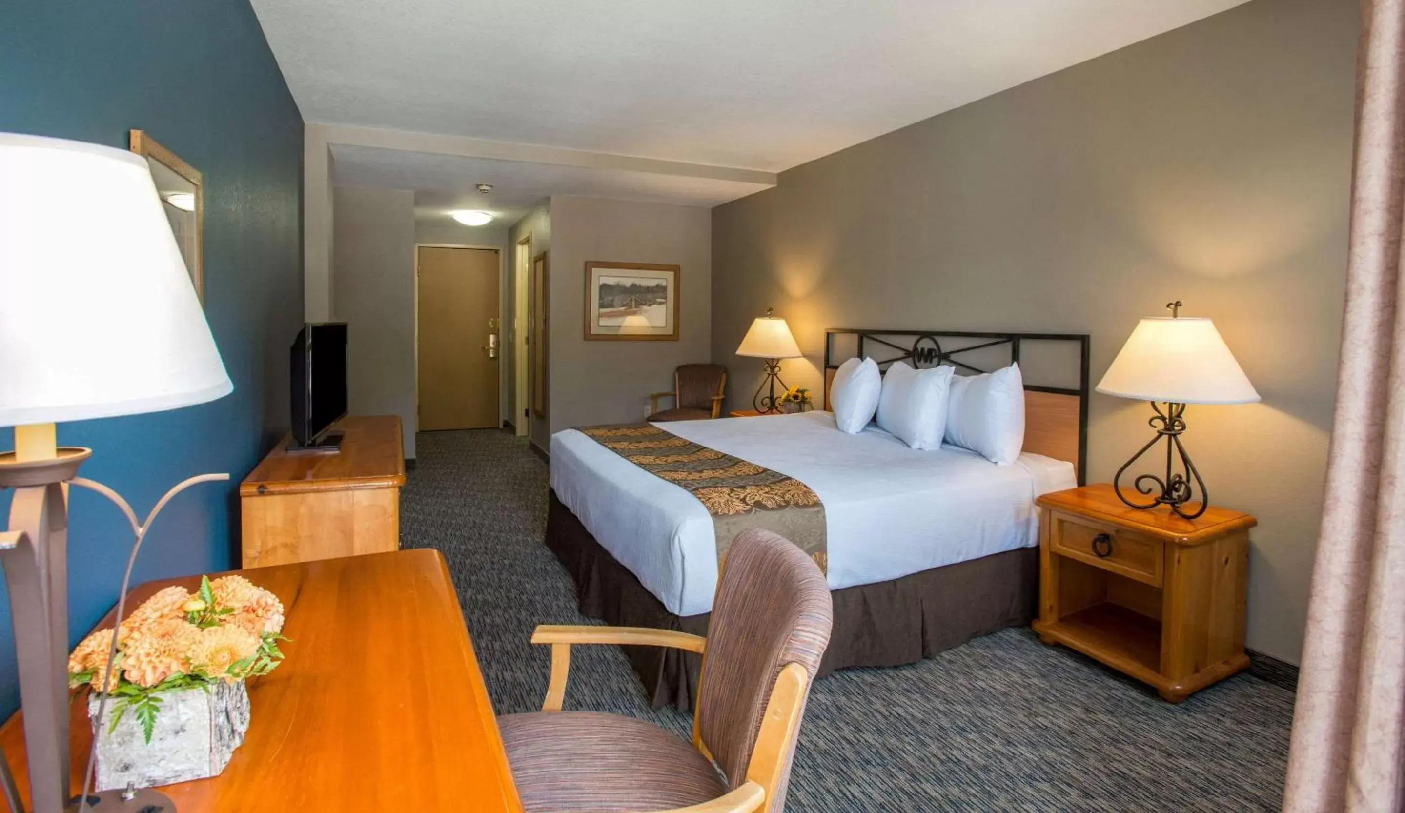 Standard King Room with Mountain View - Non-Smoking in Winter Park Mountain Lodge Standard King Room with Mountain View - Non-Smoking in Winter Park Mountain Lodge