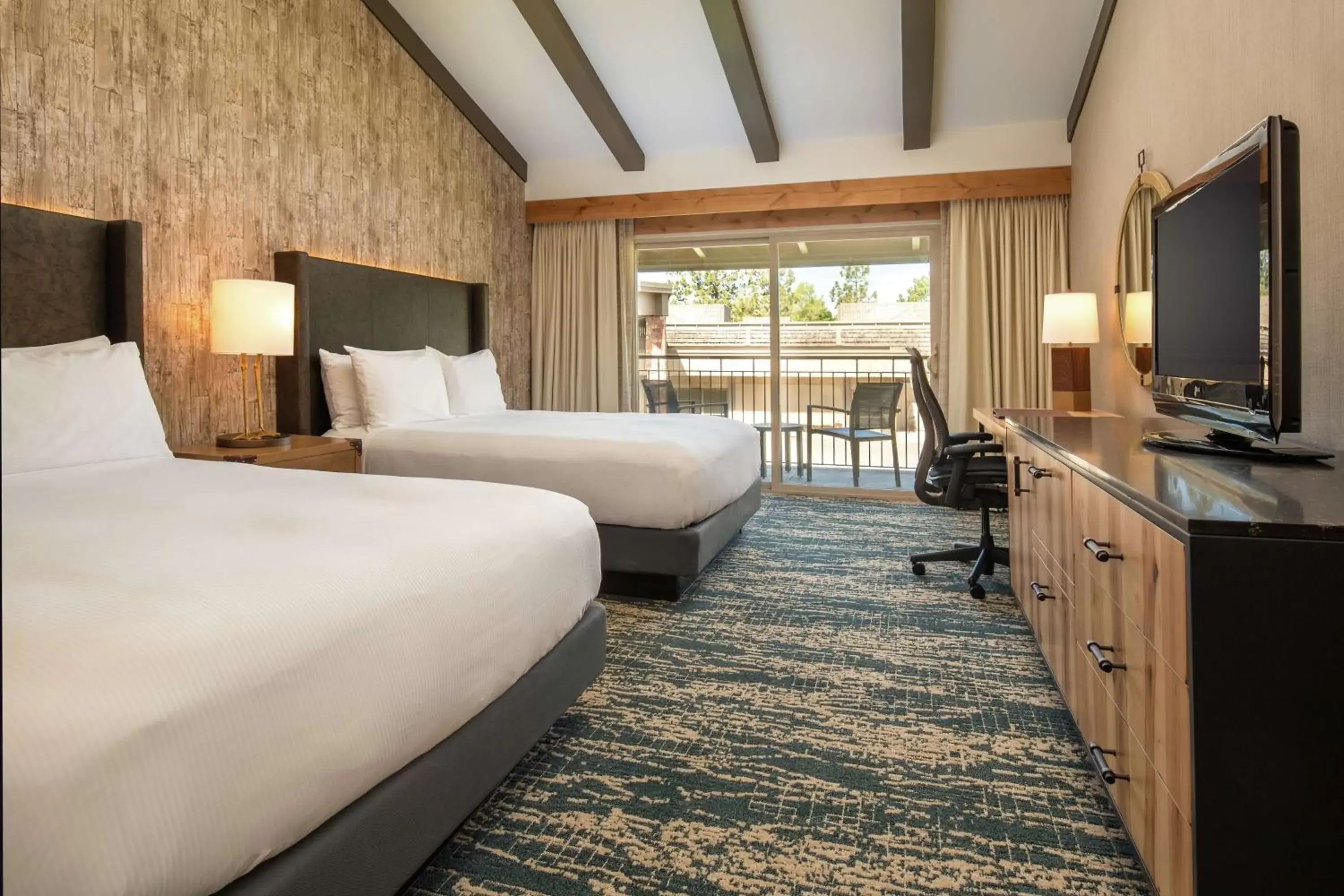 Double Queen Room with Two Queen Beds - Non-Smoking in DoubleTree by Hilton Missoula Edgewater Double Queen Room with Two Queen Beds - Non-Smoking in DoubleTree by Hilton Missoula Edgewater