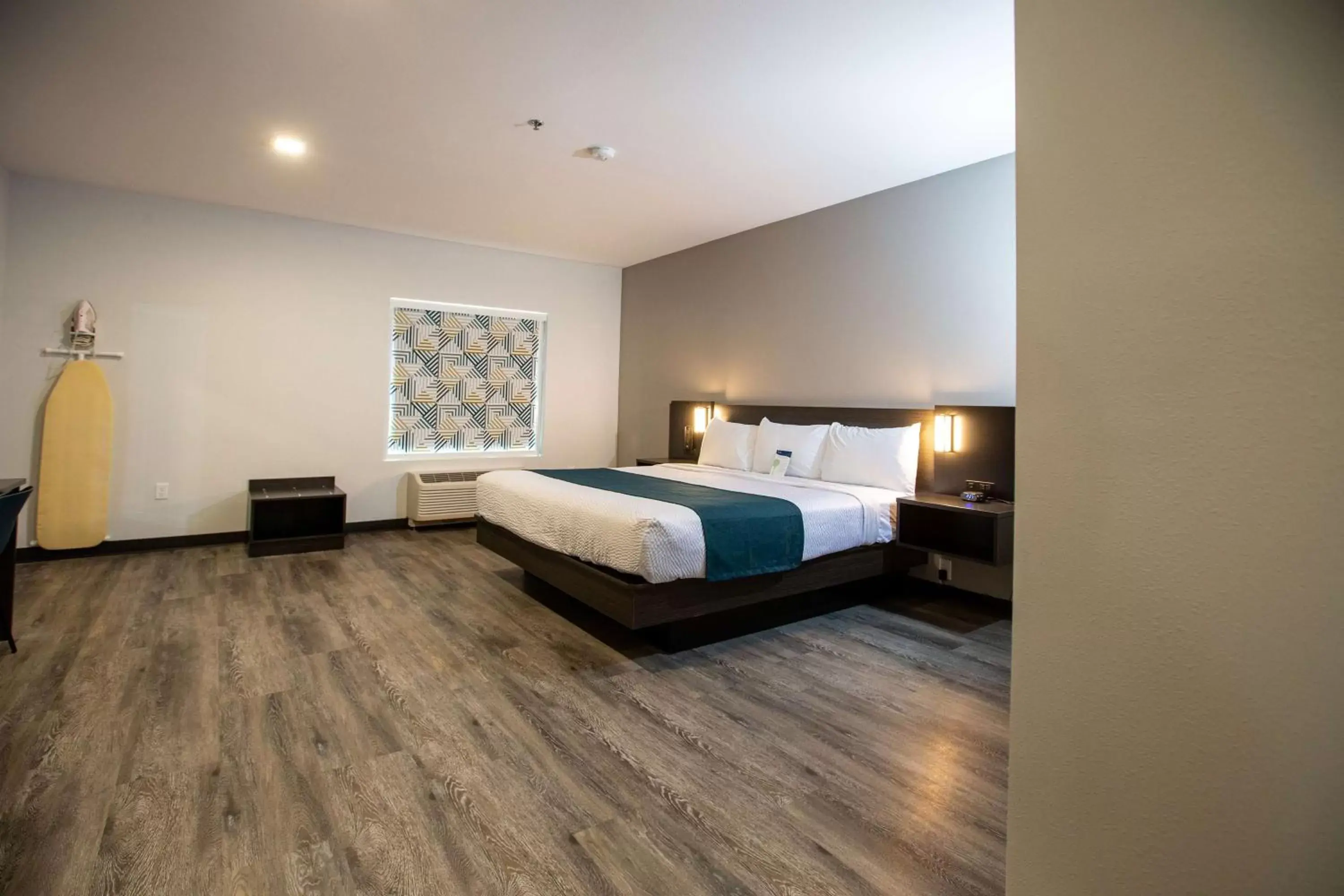 Deluxe King Room - Non-Smoking in Studio 6 North Platte, NE - East Deluxe King Room - Non-Smoking in Studio 6 North Platte, NE - East