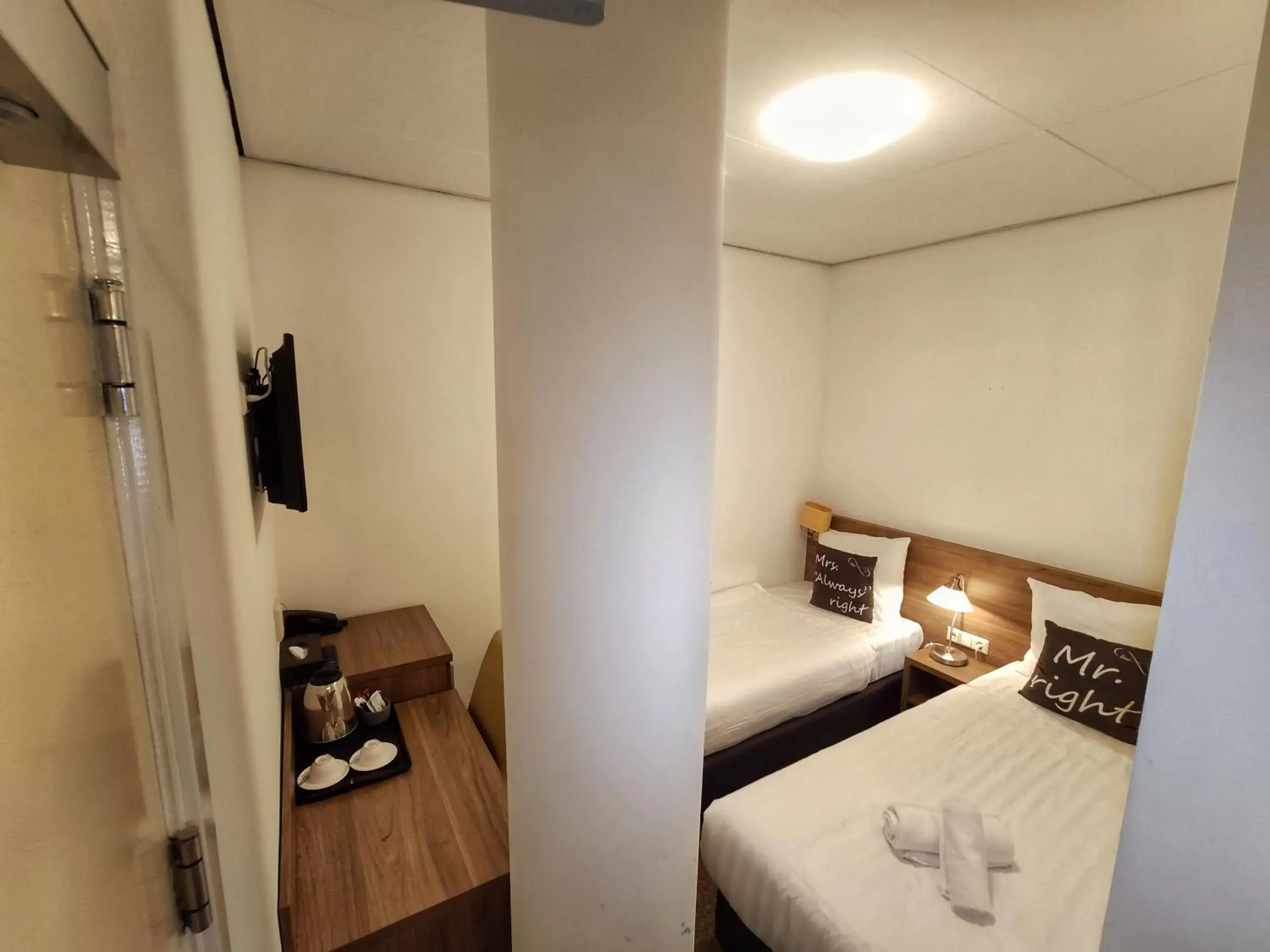 Standard Twin Room - no window in Hotel Hague Center Standard Twin Room - no window in Hotel Hague Center