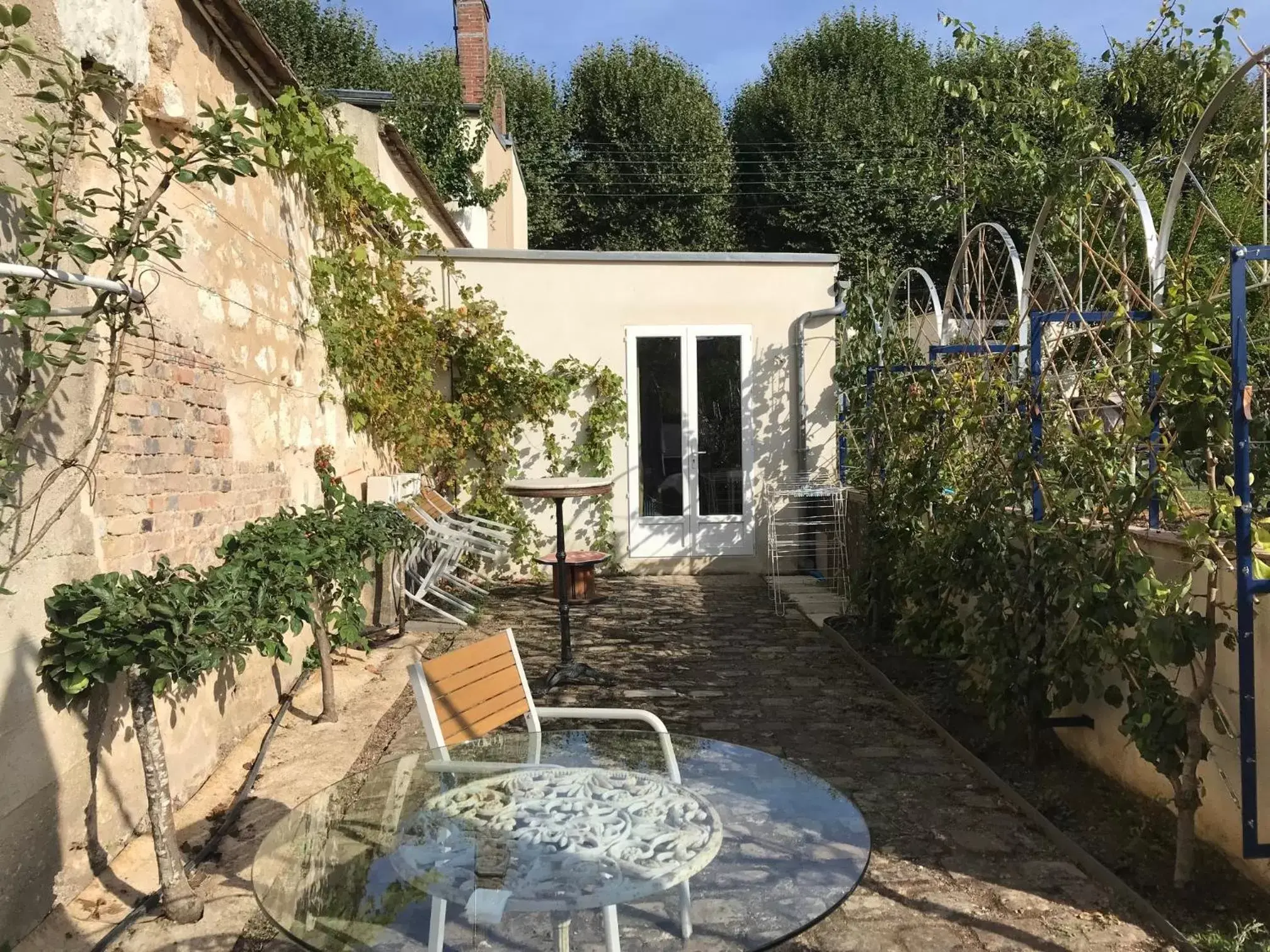 Family Room with Private Terrace and garden view in Chambres d'hôtes Vue sur la Muraille de Sens Family Room with Private Terrace and garden view in Chambres d'hôtes Vue sur la Muraille de Sens