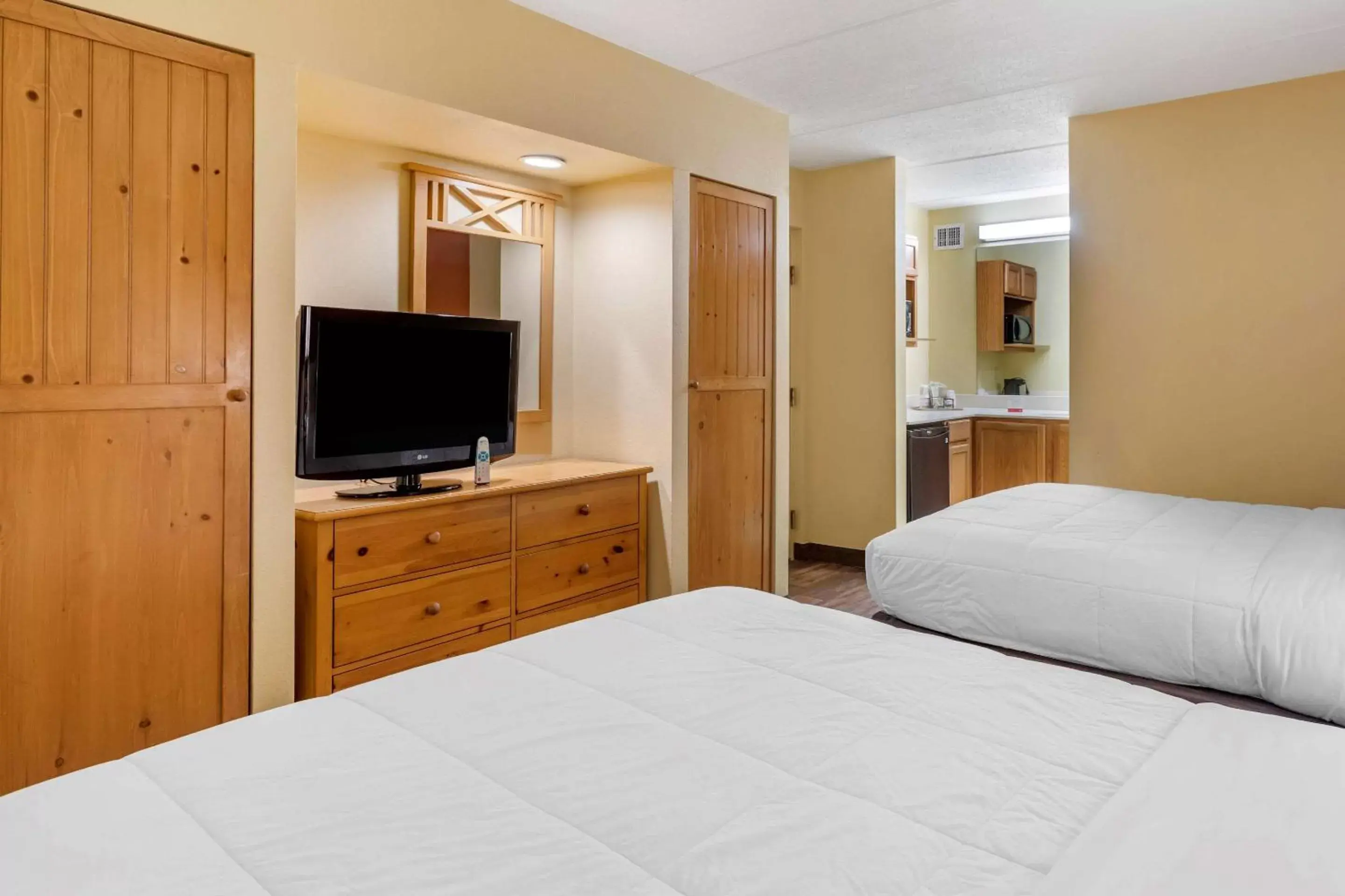 Queen Room with City View - Non-Smoking in Econo Lodge Pigeon Forge Riverside Queen Room with City View - Non-Smoking in Econo Lodge Pigeon Forge Riverside