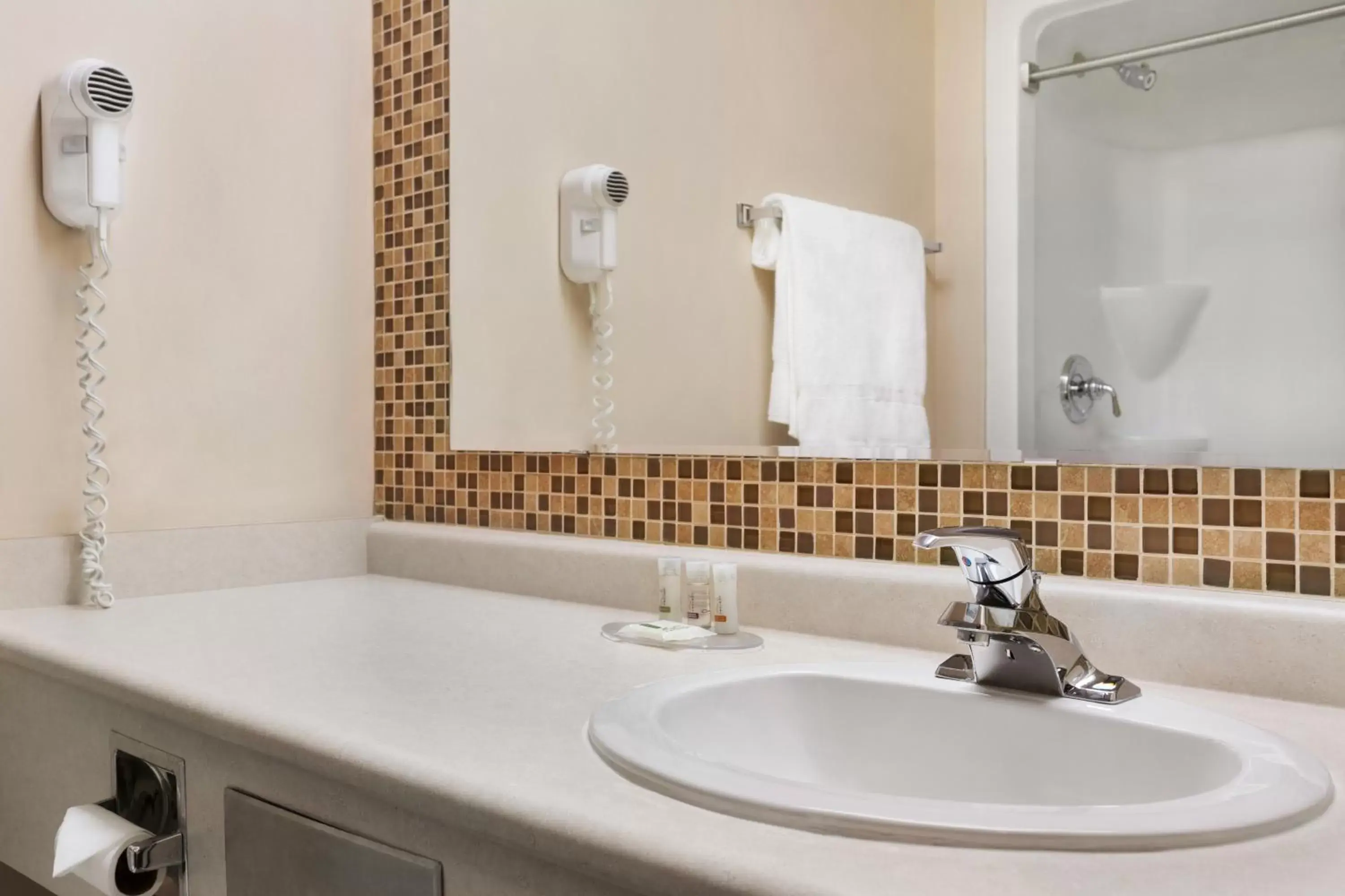 Two-Bedroom Efficiency Room - Non-Smoking - Second Floor in Days Inn by Wyndham Leamington Two-Bedroom Efficiency Room - Non-Smoking - Second Floor in Days Inn by Wyndham Leamington