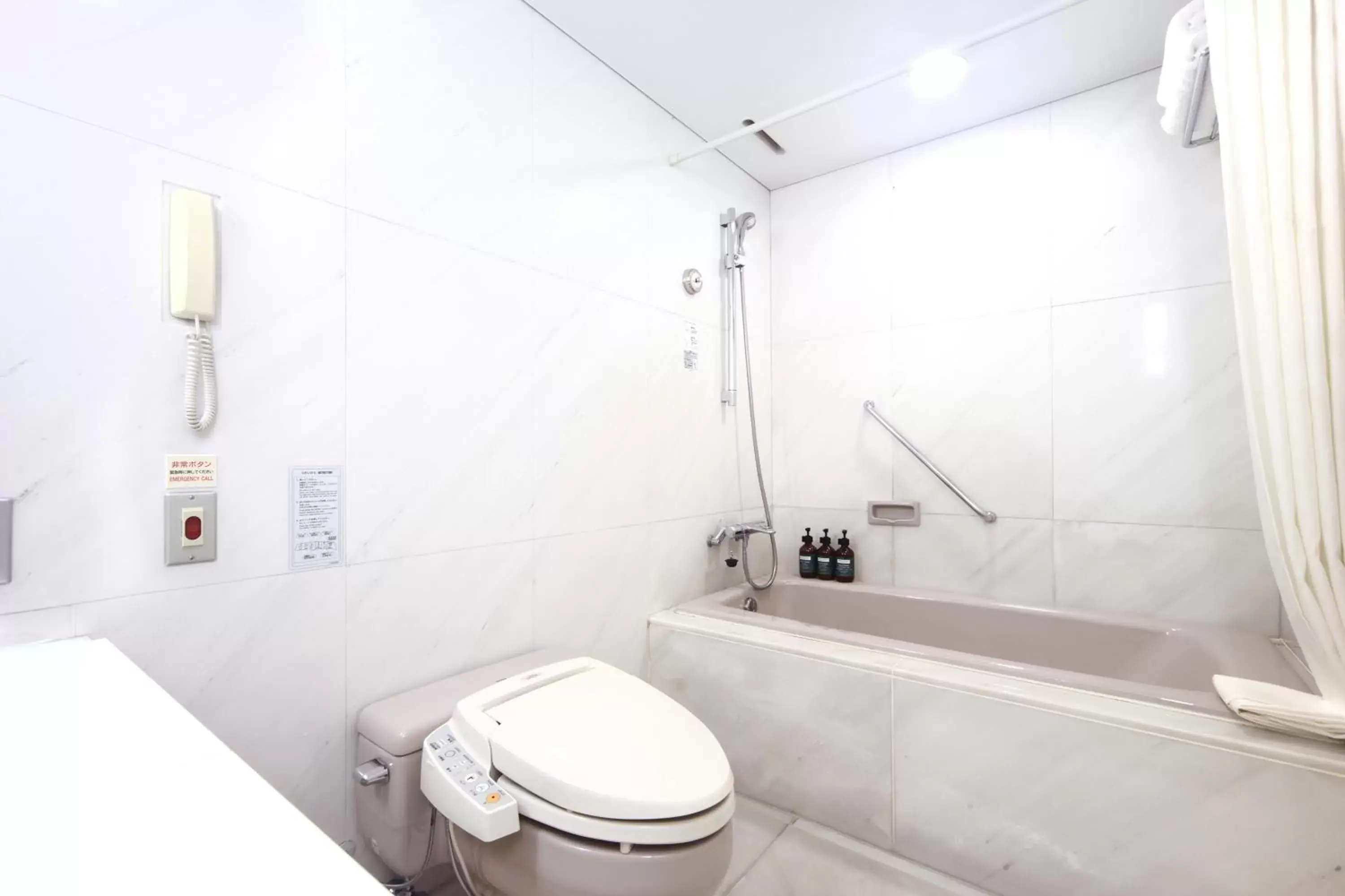 Premium Twin Room with City View - single occupancy in ANA Crowne Plaza Kobe by IHG Premium Twin Room with City View - single occupancy in ANA Crowne Plaza Kobe by IHG