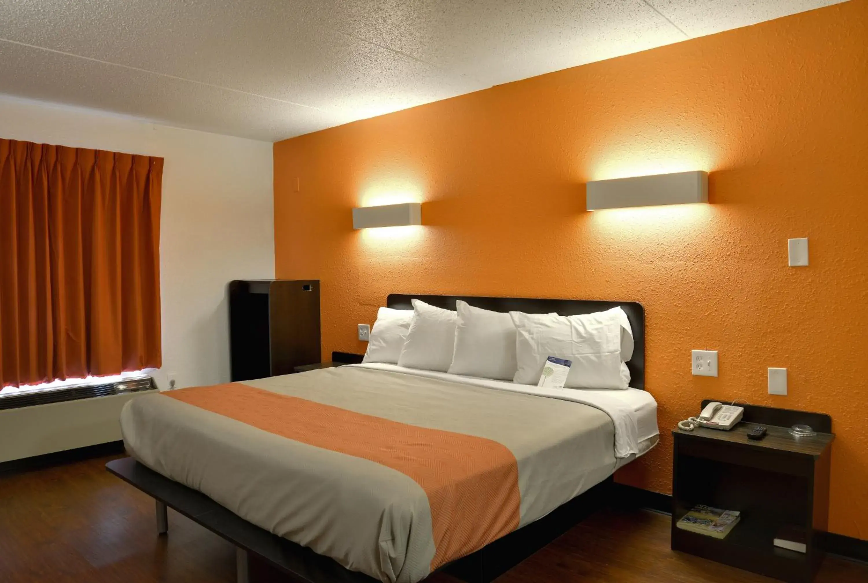 King Room with Roll-in Shower - Disability Access - Non-Smoking in Motel 6-Toledo, OH King Room with Roll-in Shower - Disability Access - Non-Smoking in Motel 6-Toledo, OH