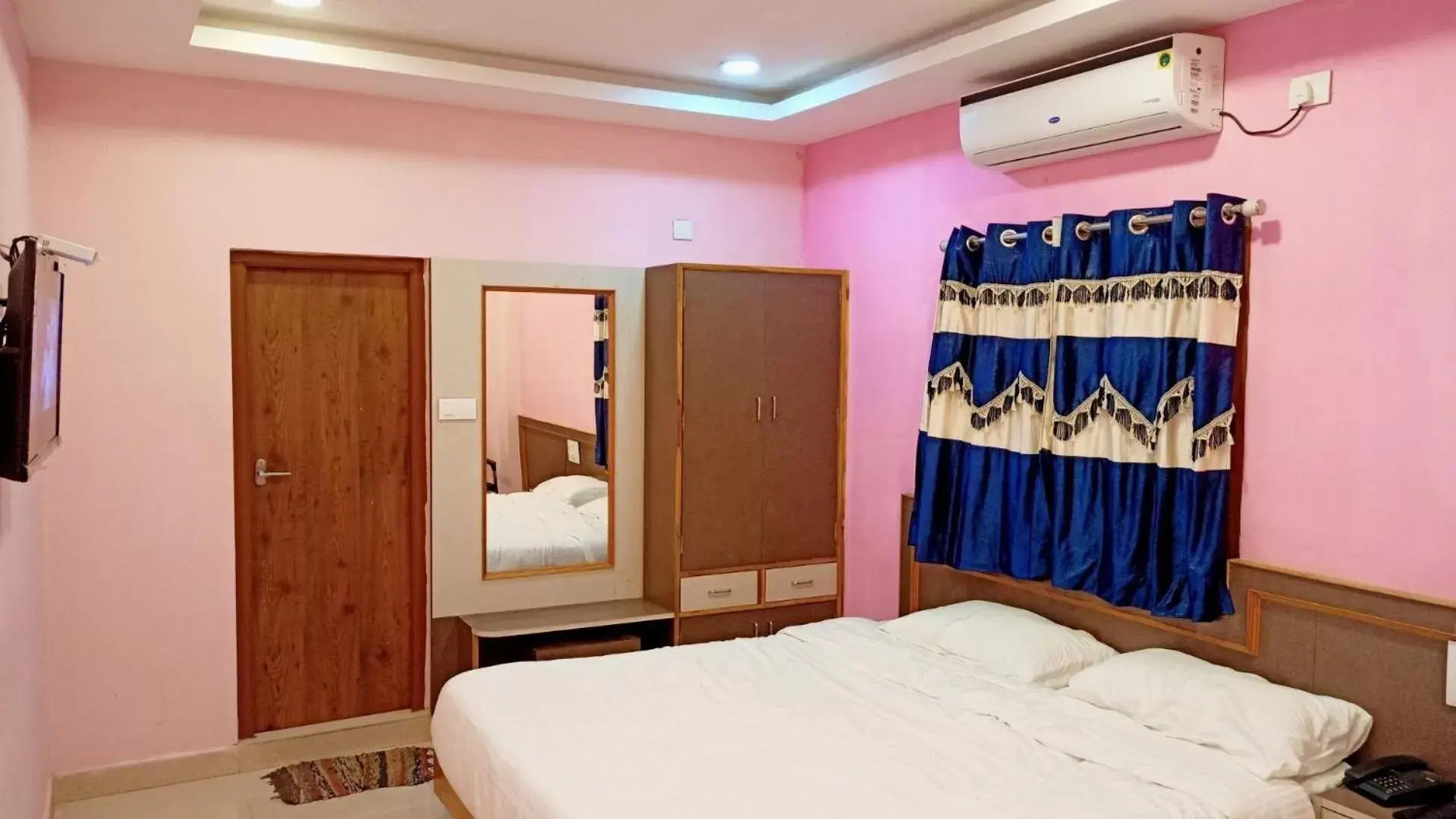 Budget Double Room in Aarthi Residency Budget Double Room in Aarthi Residency