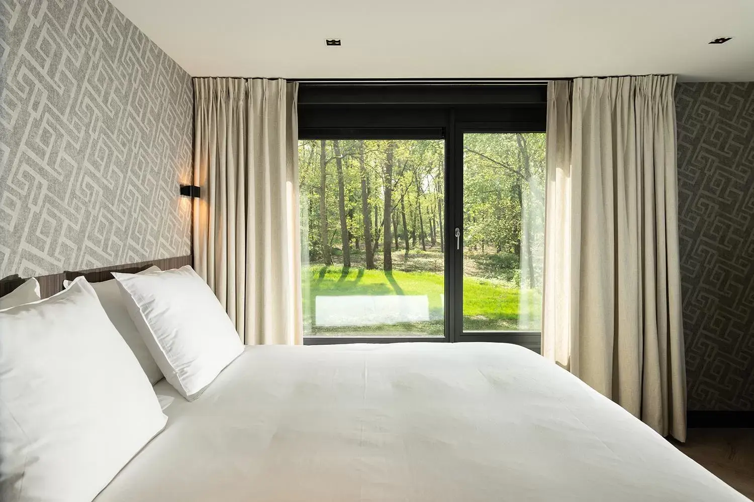 Deluxe King Room - single occupancy in Hotel de Werelt Deluxe King Room - single occupancy in Hotel de Werelt