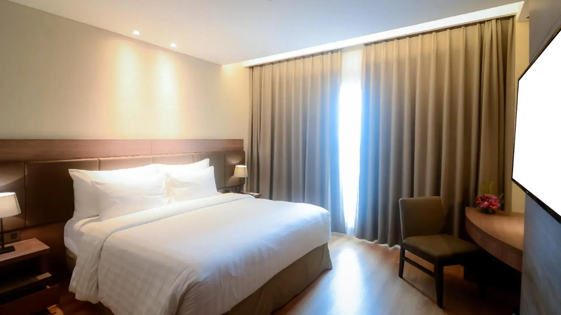 Deluxe Double Room in The Excelton Hotel Deluxe Double Room in The Excelton Hotel