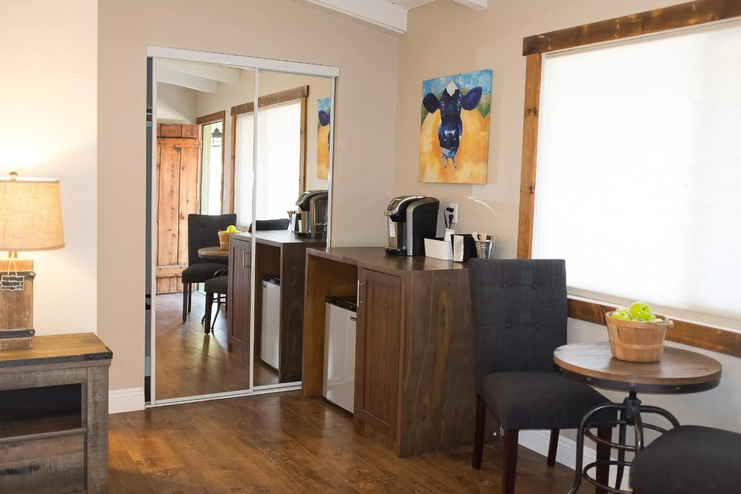 Deluxe Queen Room in Apple Tree Inn Deluxe Queen Room in Apple Tree Inn