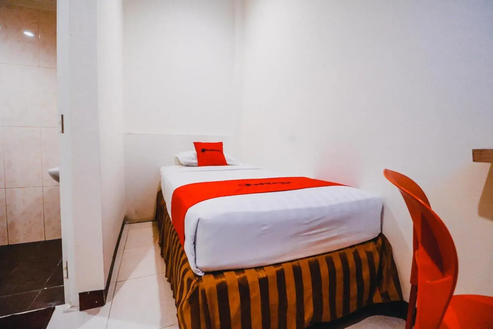 Single Room in Reddoorz Plus near Makassar Town Square Single Room in Reddoorz Plus near Makassar Town Square