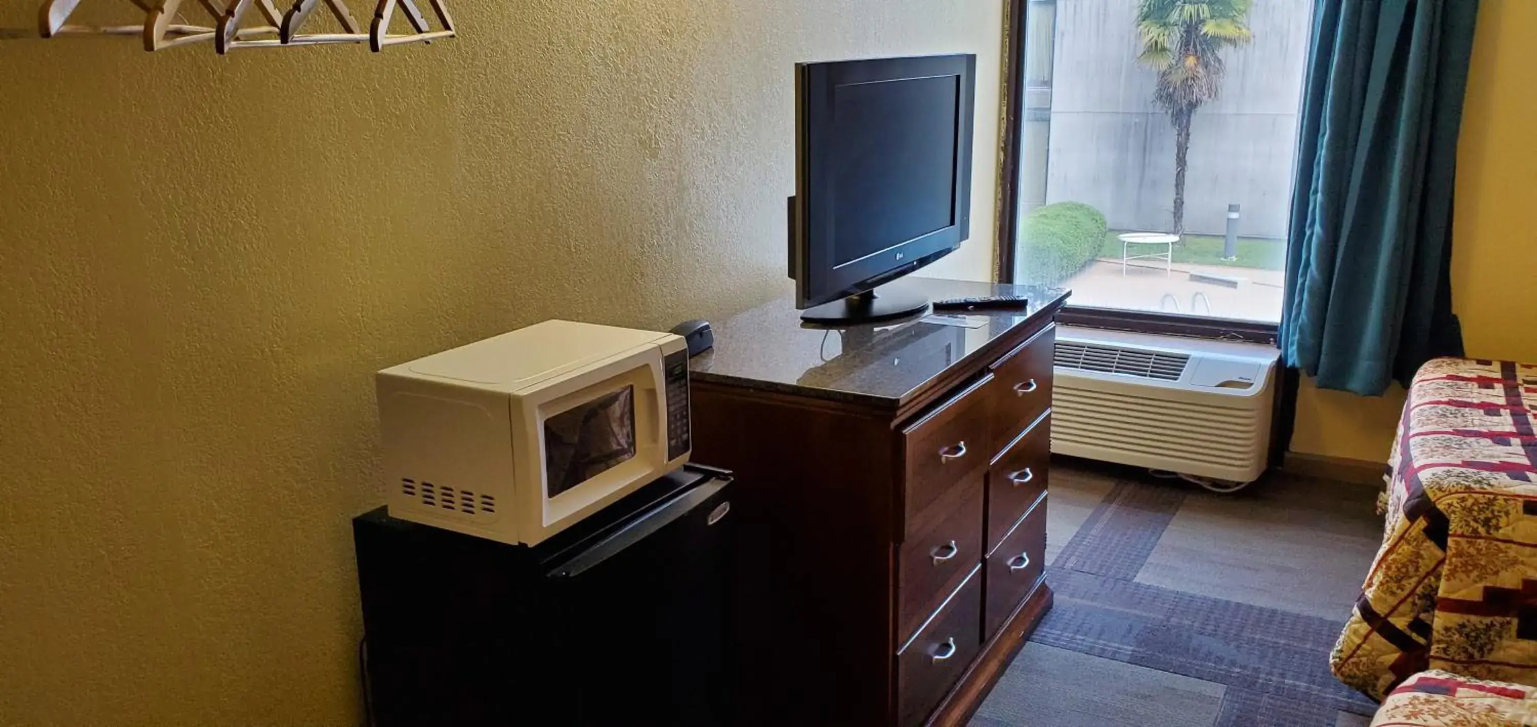 Double Room with Two Double Beds in Red Carpet Inn-Macon Double Room with Two Double Beds in Red Carpet Inn-Macon