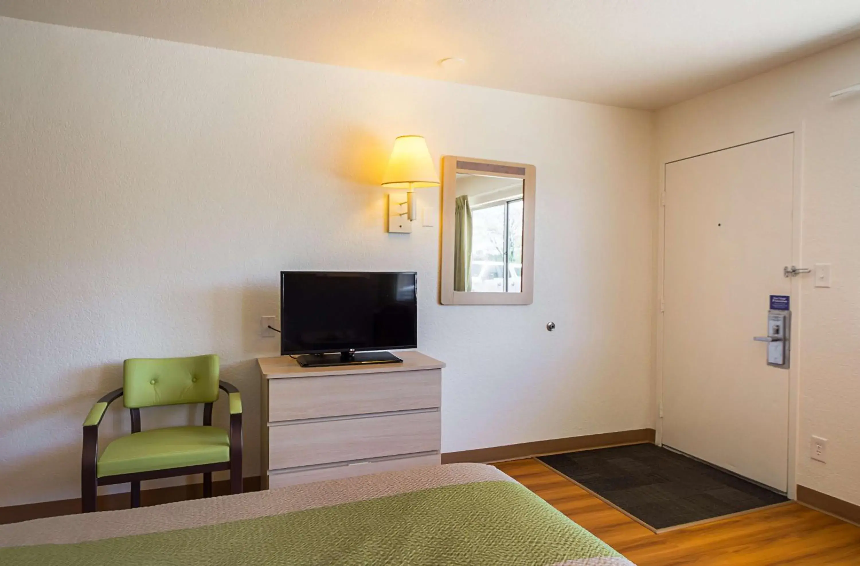 Deluxe Queen Room in Motel 6-Pueblo, CO - I-25 Deluxe Queen Room in Motel 6-Pueblo, CO - I-25