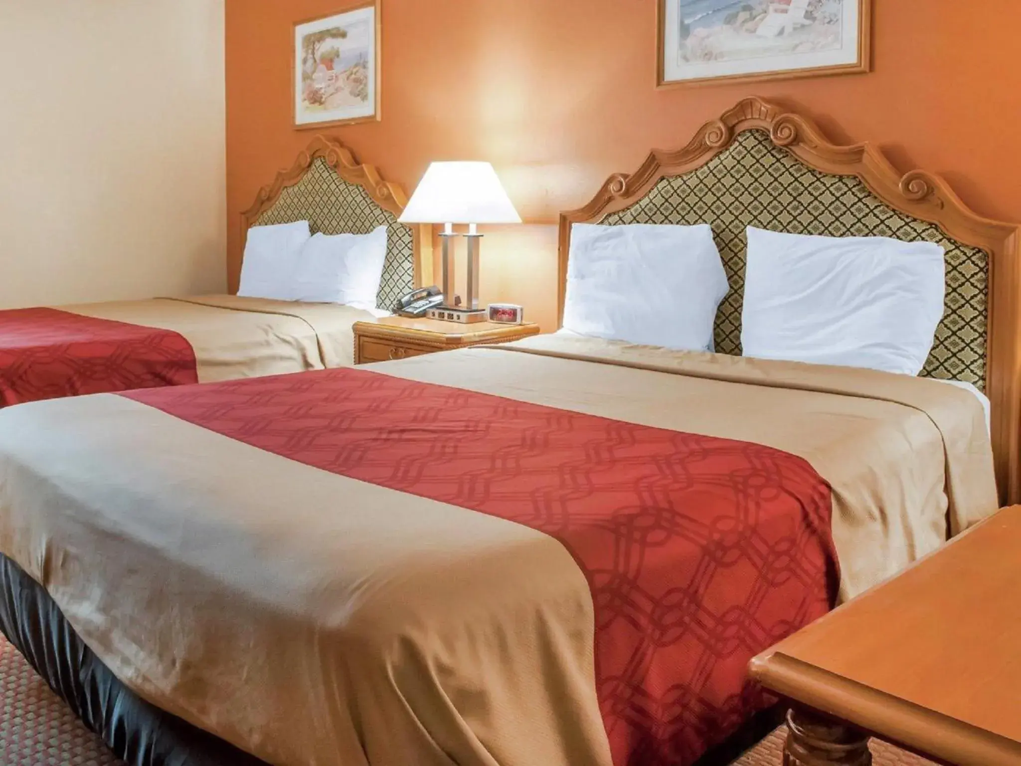 Queen Room with Two Queen Beds - Smoking in Econo Lodge Hobbs Queen Room with Two Queen Beds - Smoking in Econo Lodge Hobbs