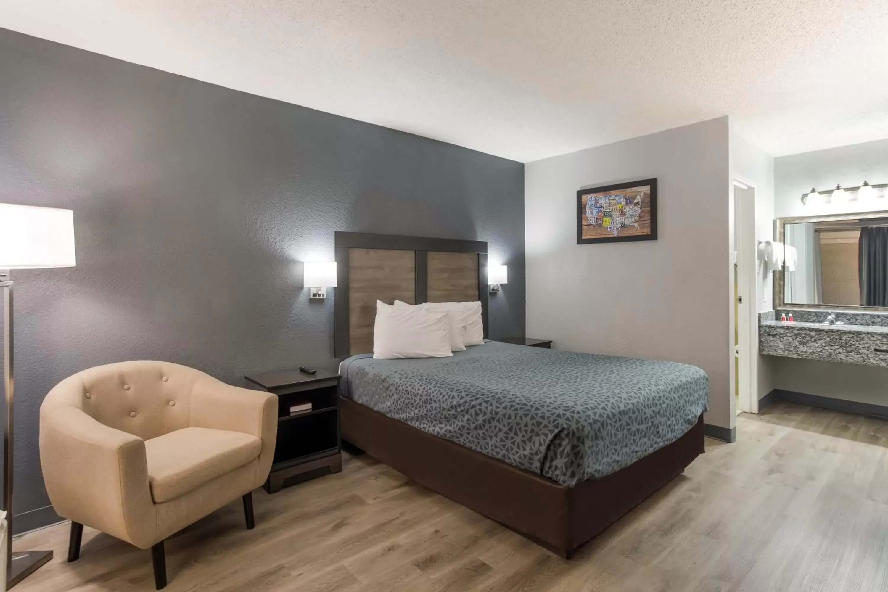 Queen Room - Non-Smoking in Econo Lodge Cave City Queen Room - Non-Smoking in Econo Lodge Cave City