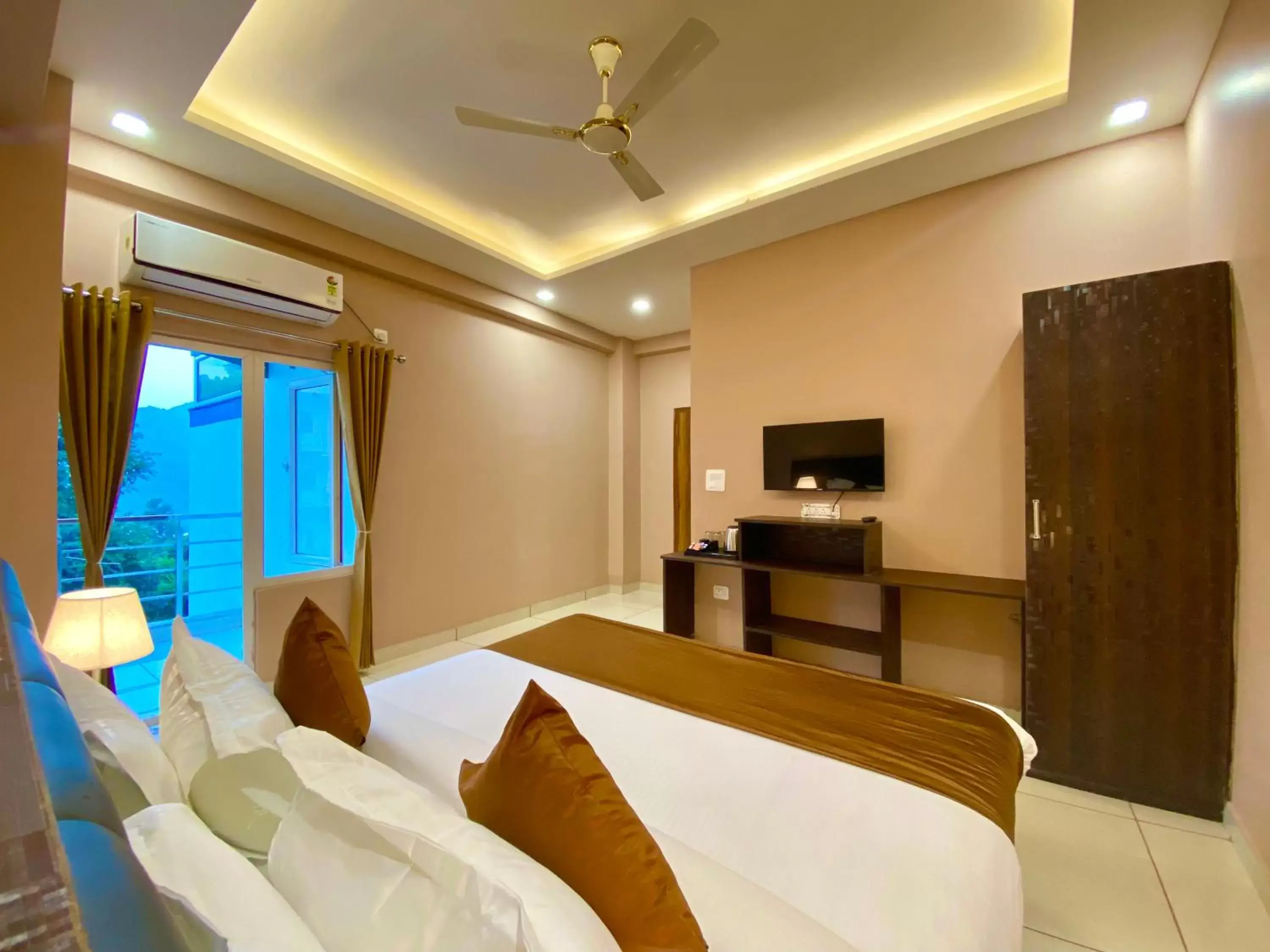 Family Suite in Hotel Shiv Inn Near Secret Waterfall Family Suite in Hotel Shiv Inn Near Secret Waterfall