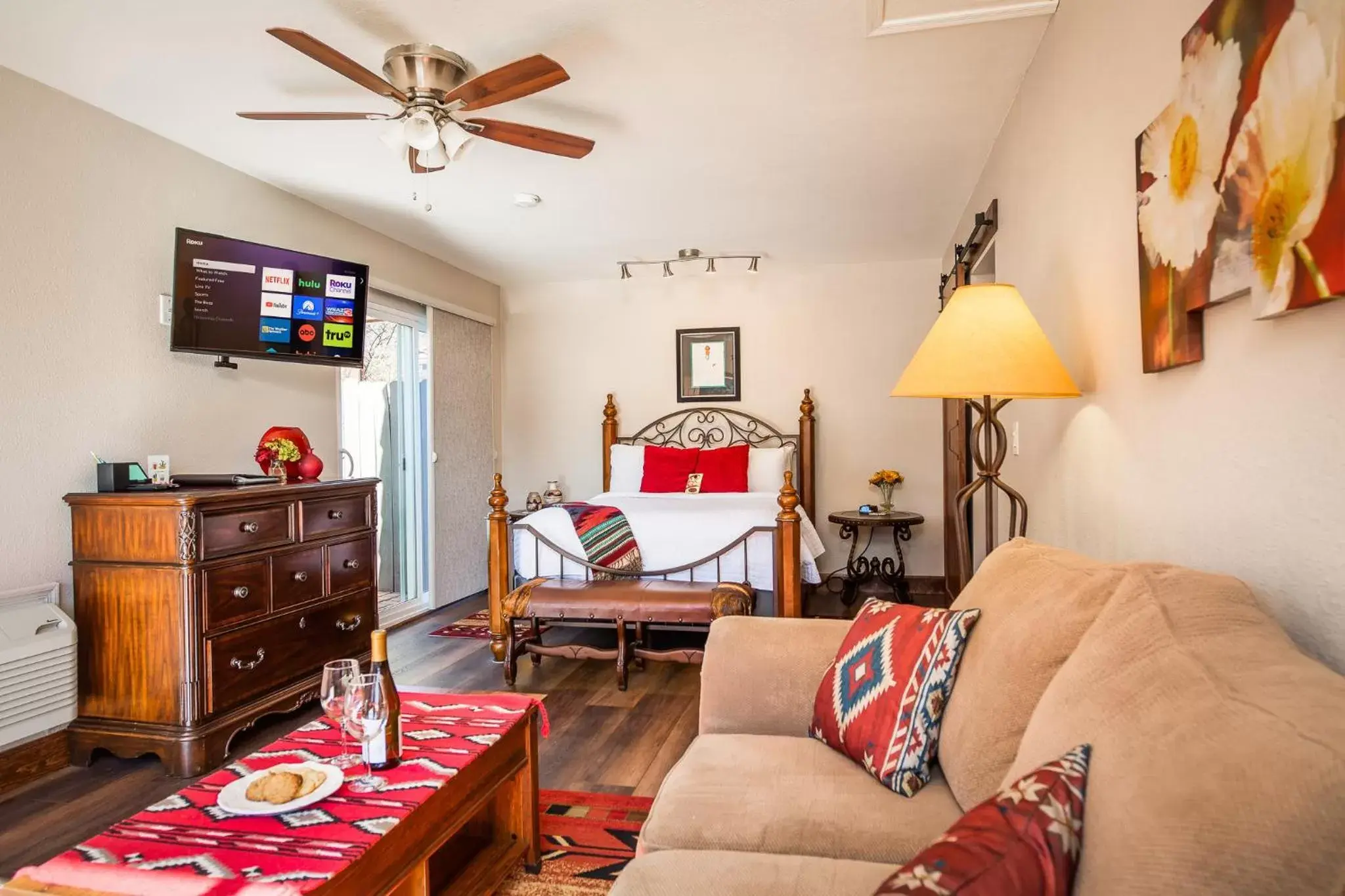 Queen Room with Balcony in Whispering Creek Bed & Breakfast Queen Room with Balcony in Whispering Creek Bed & Breakfast