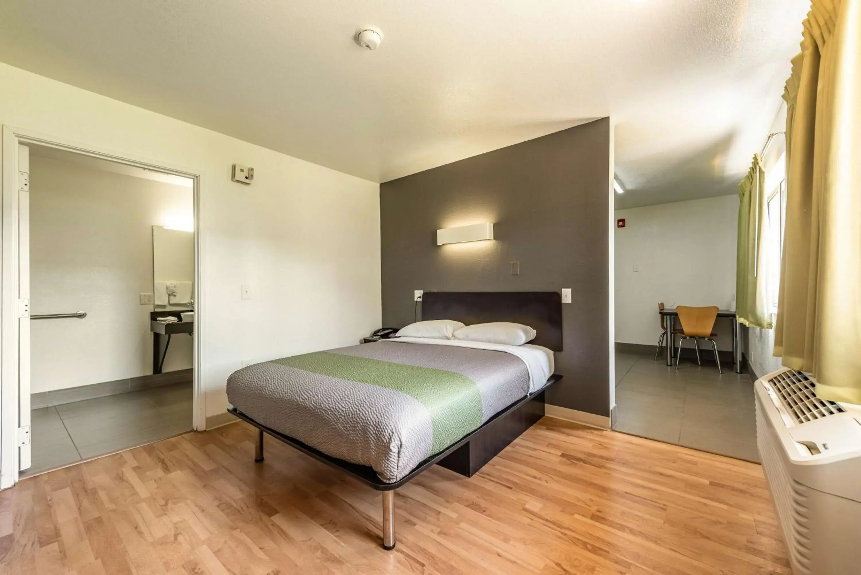 Queen Room - Disability Access - Smoking in Studio 6-Monroe, LA - Hwy 165 Queen Room - Disability Access - Smoking in Studio 6-Monroe, LA - Hwy 165