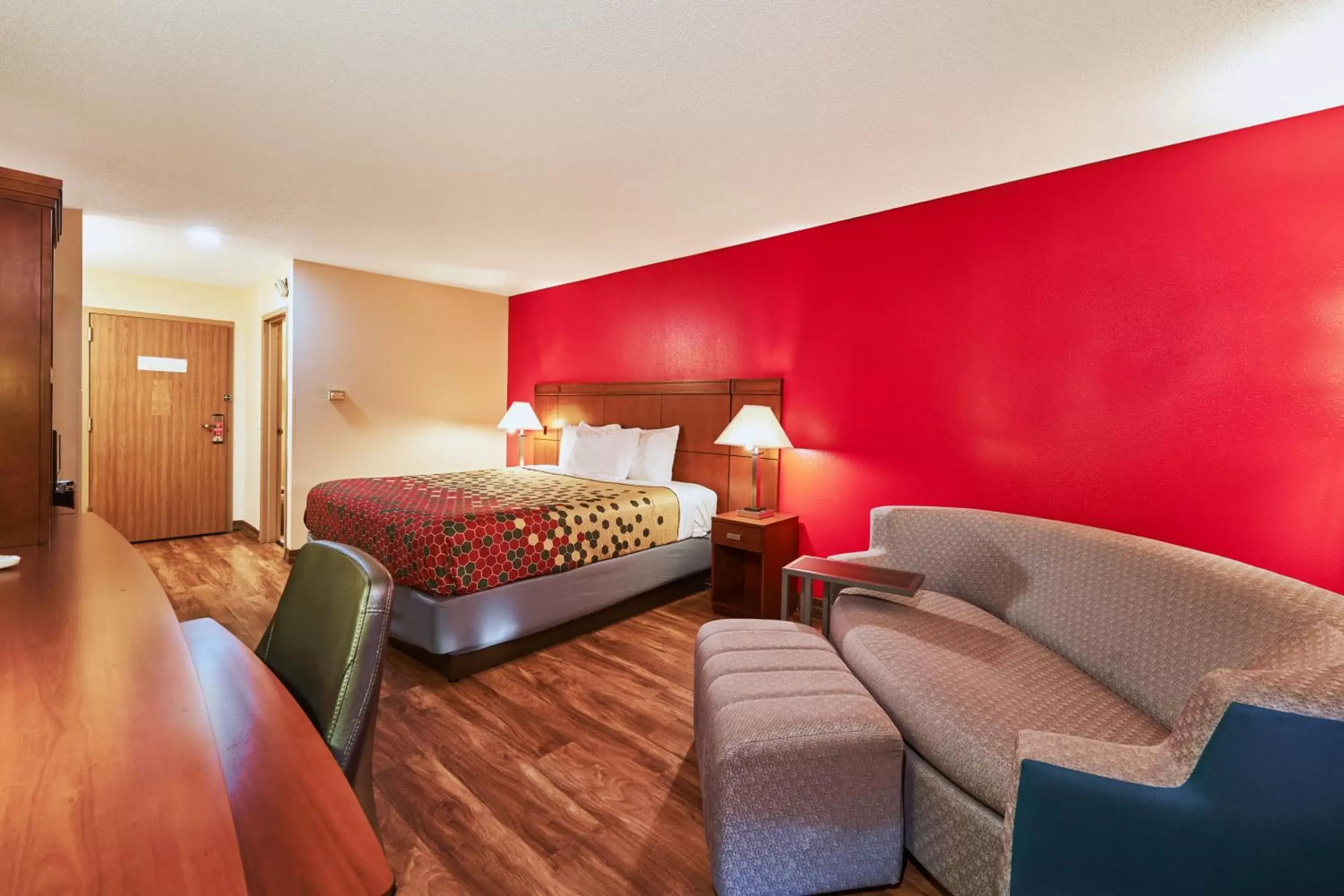 King Room - Non Smoking in Econo Lodge King Room - Non Smoking in Econo Lodge