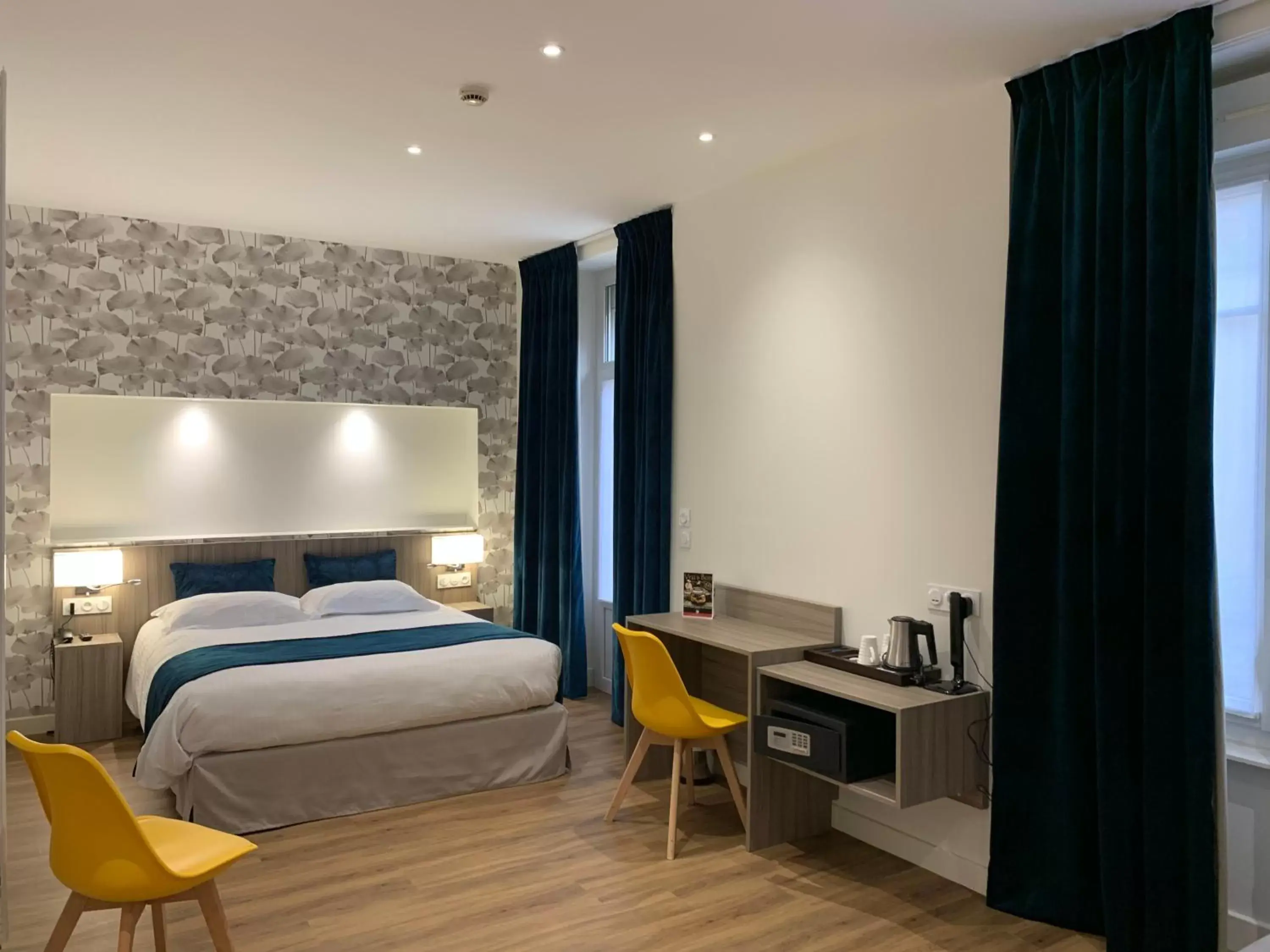 Family Queen Room with Sofa Bed - Non-Smoking in Best Western Hôtel Des Voyageurs Family Queen Room with Sofa Bed - Non-Smoking in Best Western Hôtel Des Voyageurs