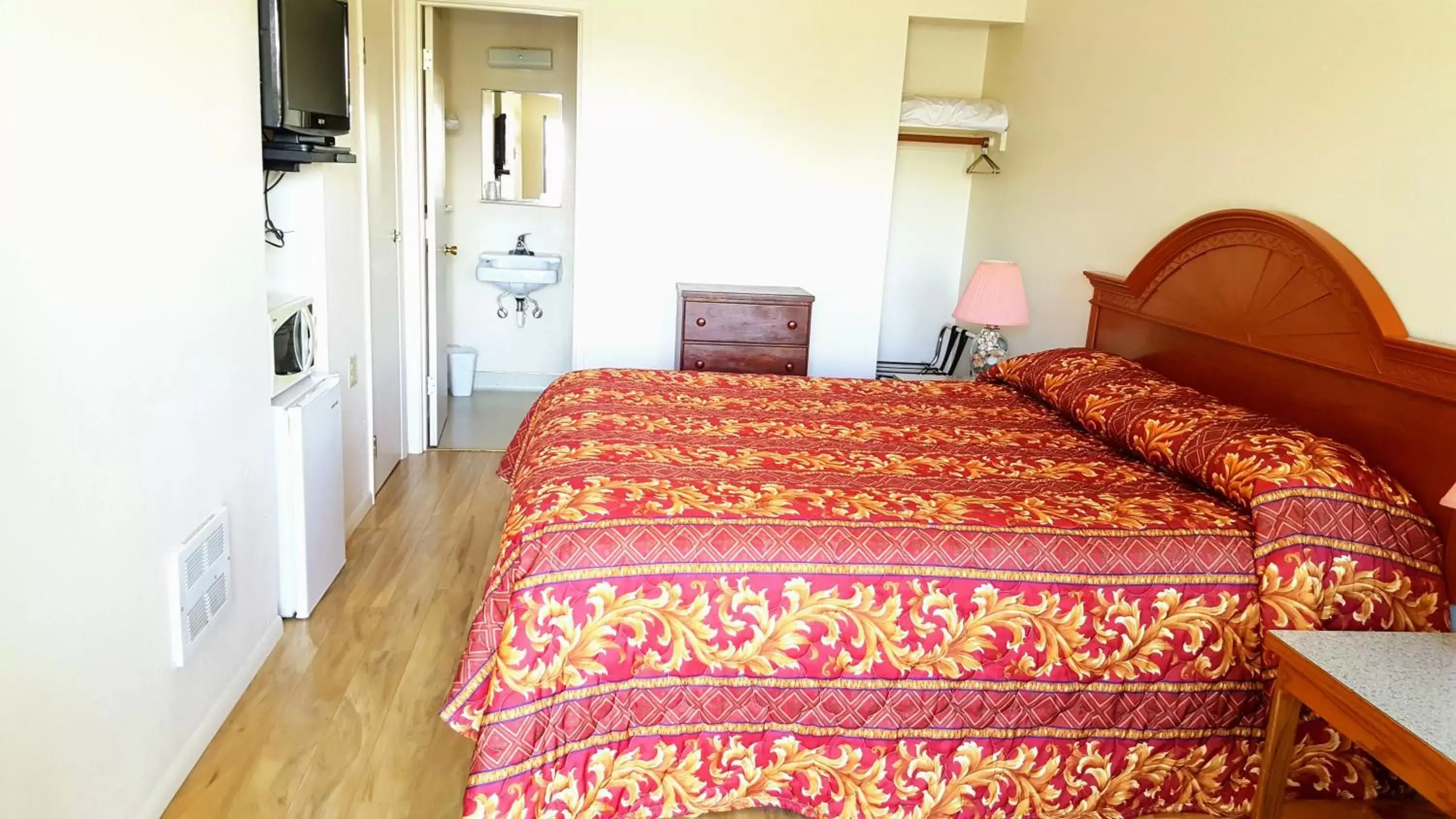 Standard King Room in Winchester Bay Inn Standard King Room in Winchester Bay Inn