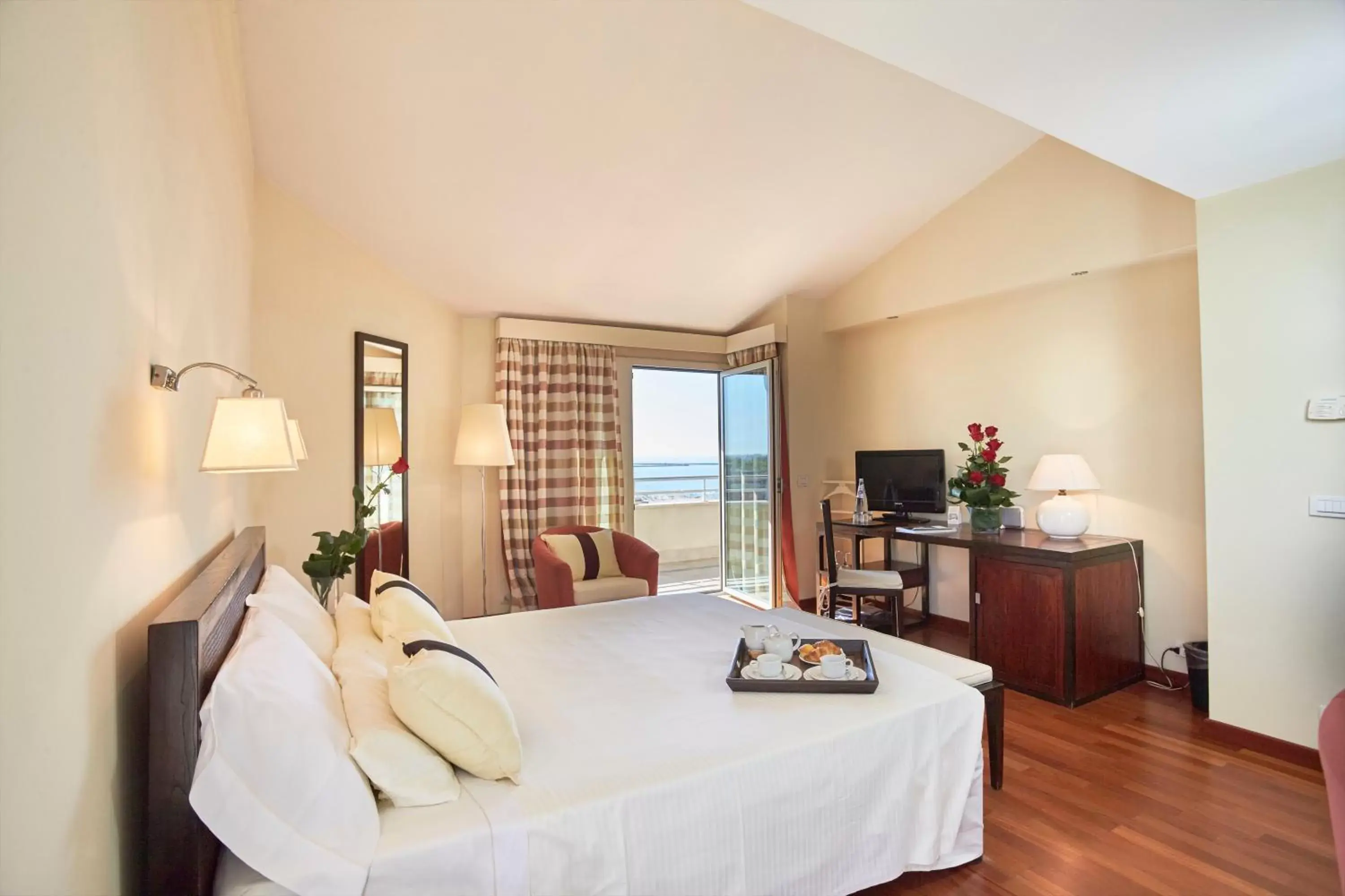 Deluxe Double Room with Side Sea View in Hotel Sina Astor Deluxe Double Room with Side Sea View in Hotel Sina Astor