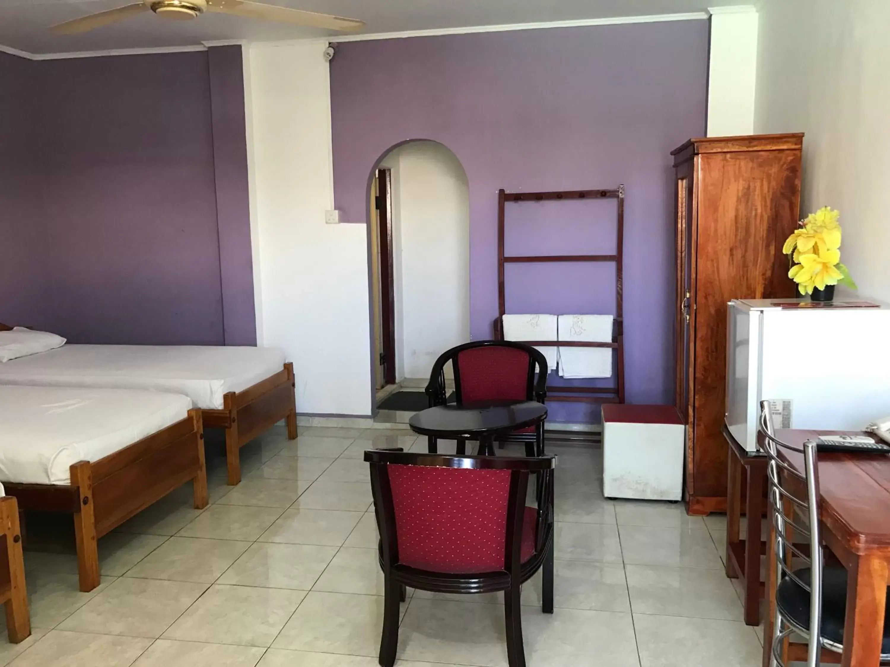 Single Room with Private Bathroom in Gnaanams Hotel and Restaurant Single Room with Private Bathroom in Gnaanams Hotel and Restaurant