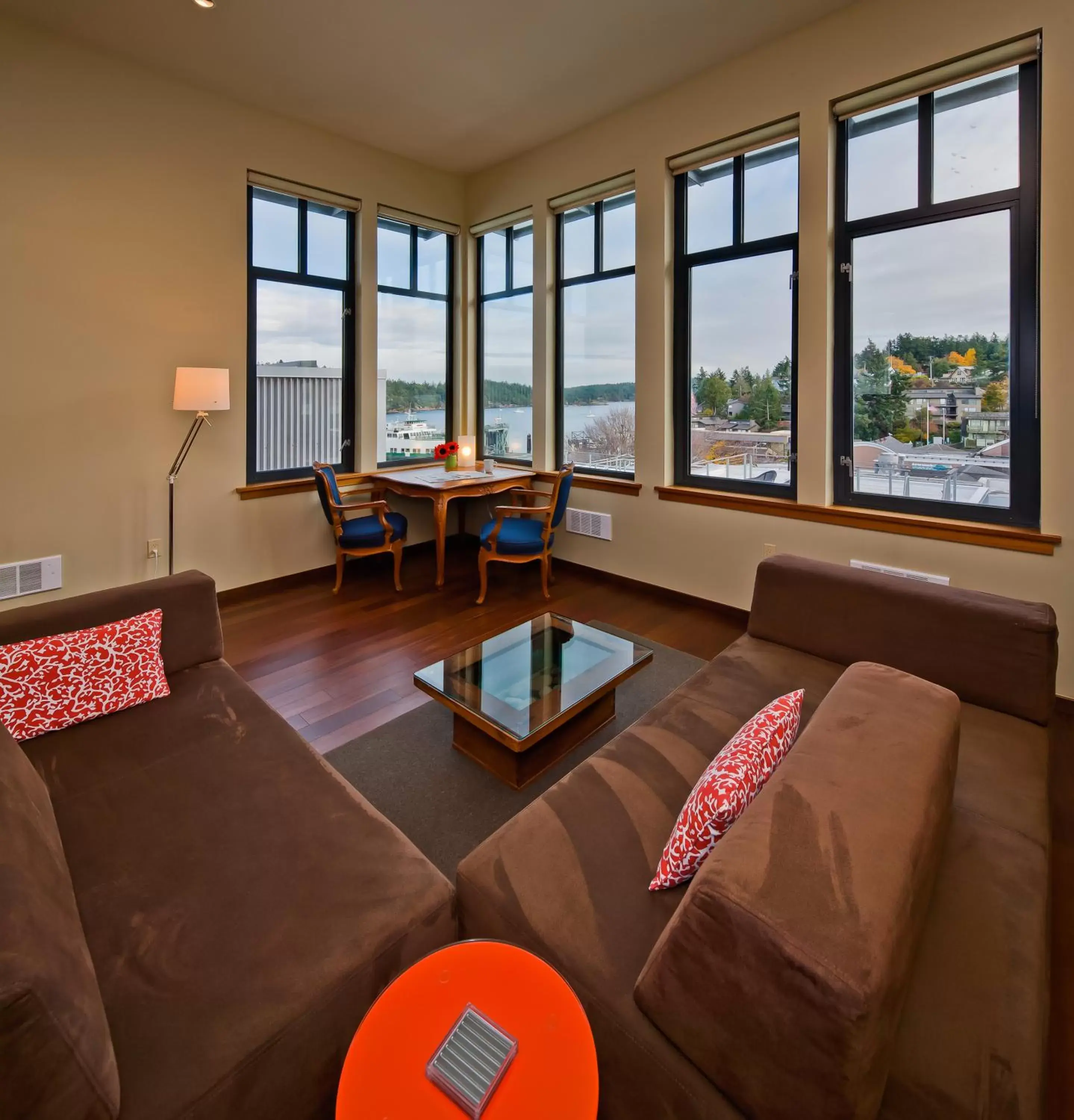 Luxury One-Bedroom Apartment in Island Inn at 123 West Luxury One-Bedroom Apartment in Island Inn at 123 West