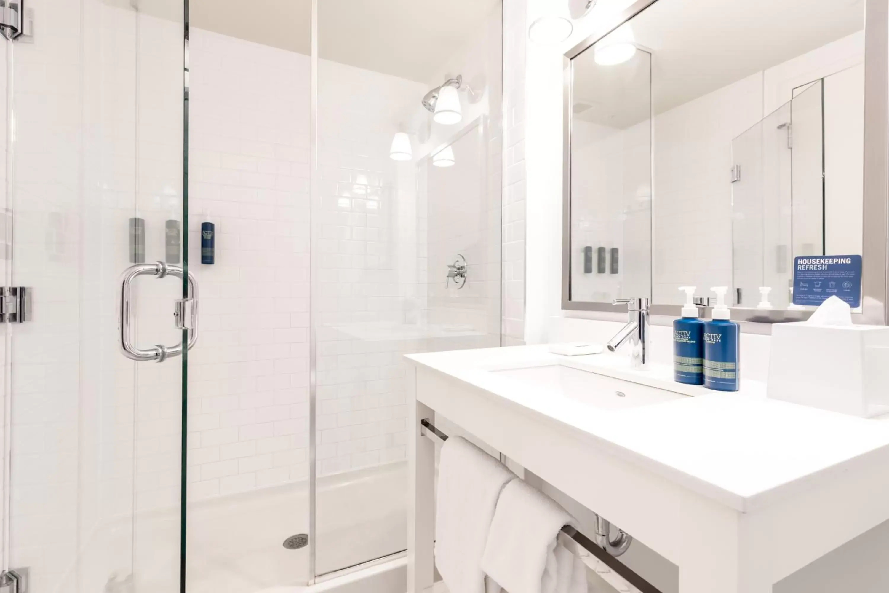 Guest room, 1 King, Sofa bed in Four Points by Sheraton Kelowna Airport Guest room, 1 King, Sofa bed in Four Points by Sheraton Kelowna Airport