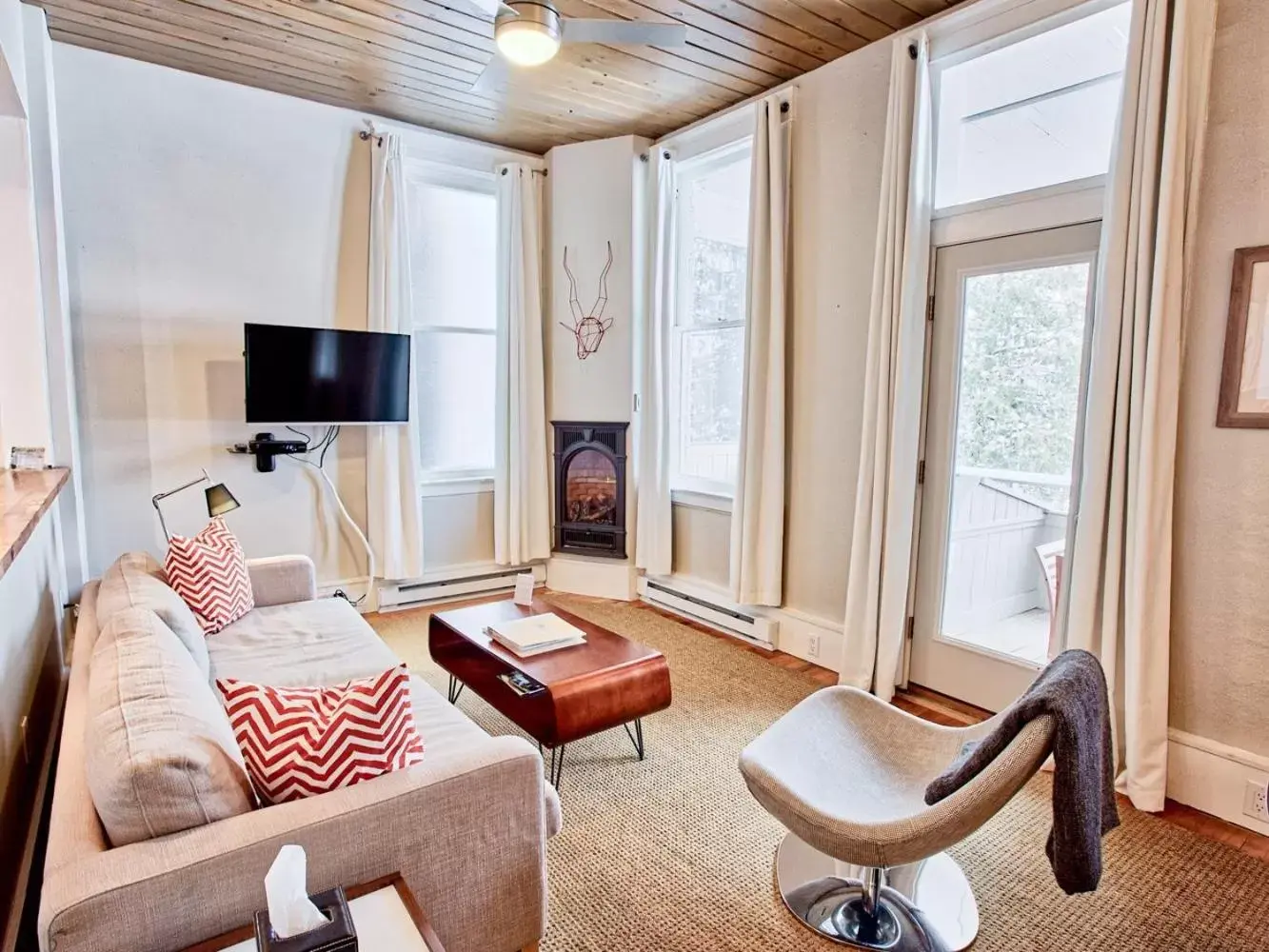 Superior Quadruple Room in The Haus On Mirror Lake Superior Quadruple Room in The Haus On Mirror Lake